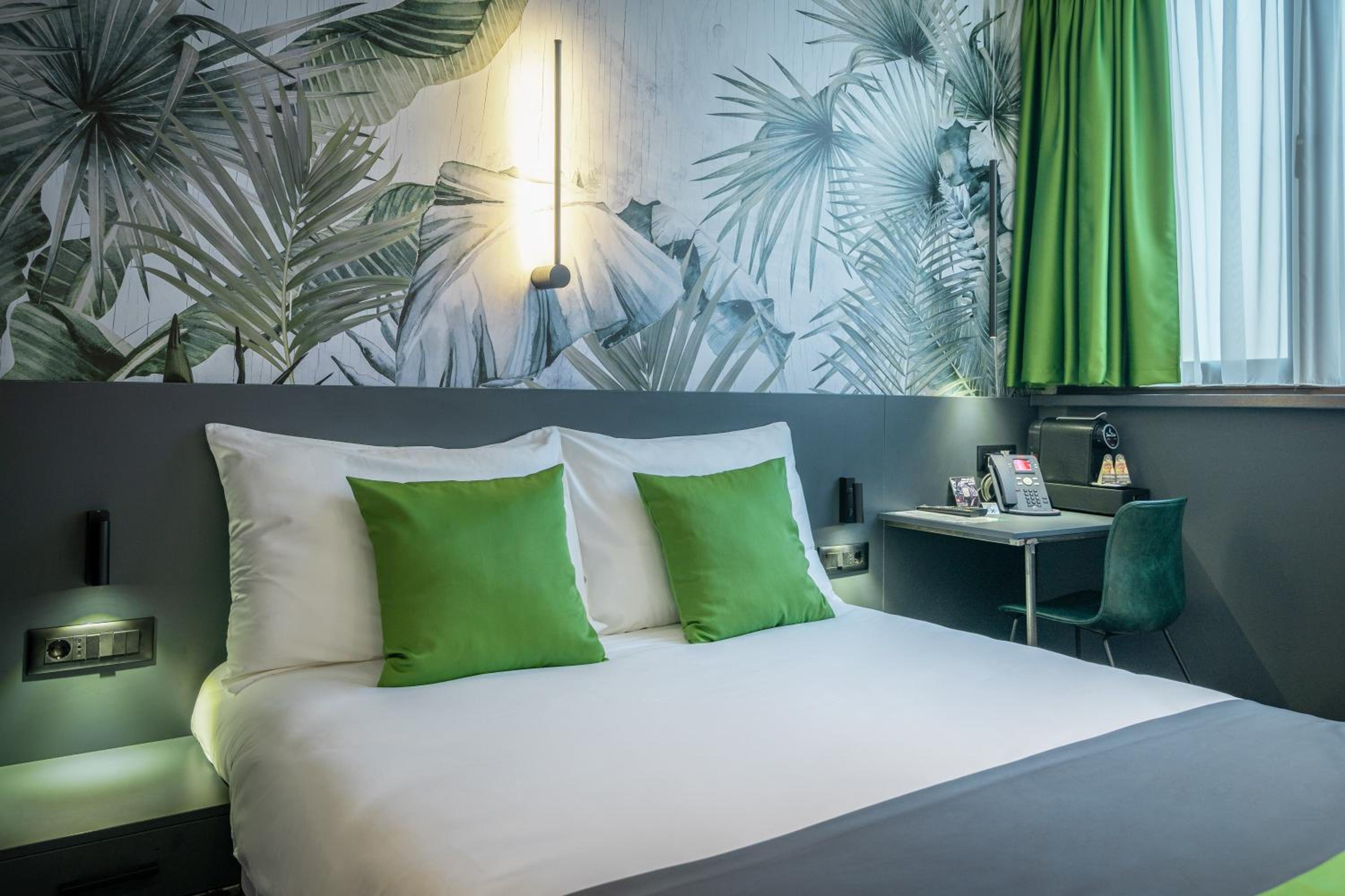 Standard Double Room - Photo 10