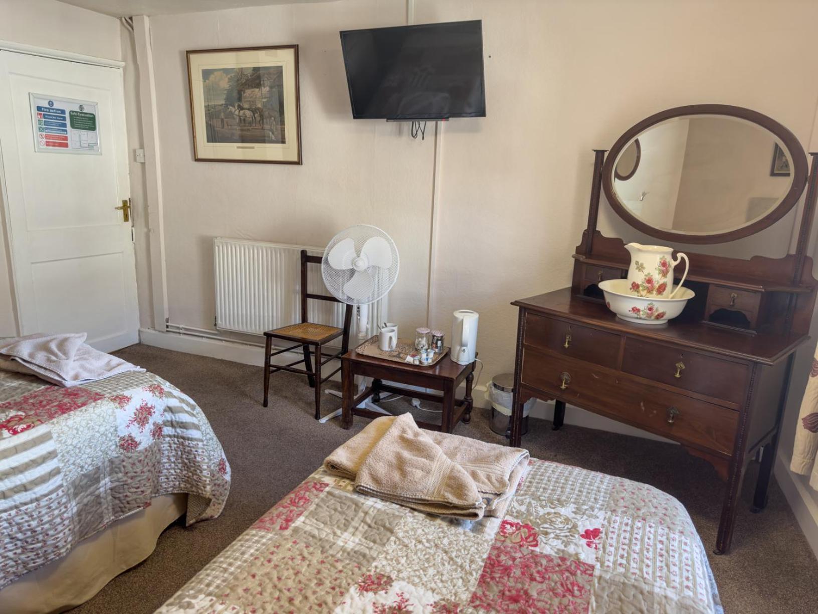Double or Twin Room - Photo 9