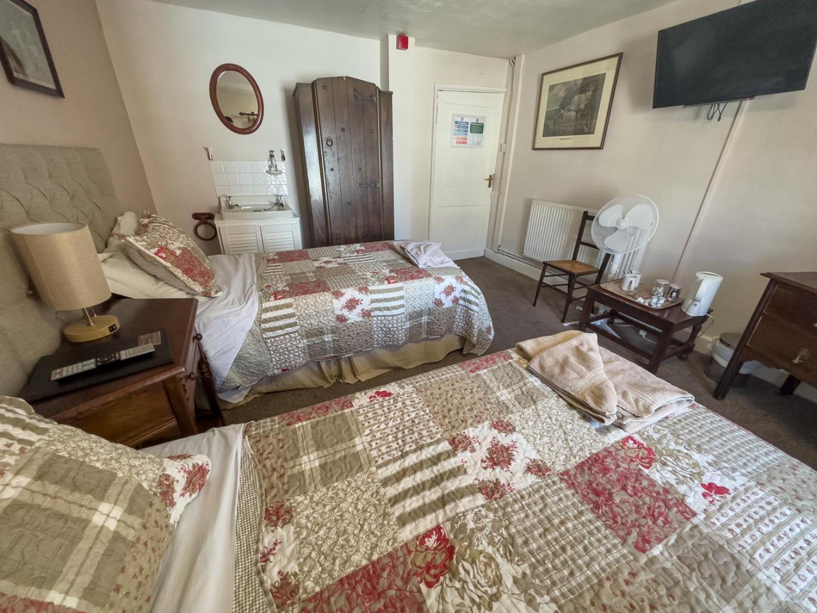Double or Twin Room - Photo 10