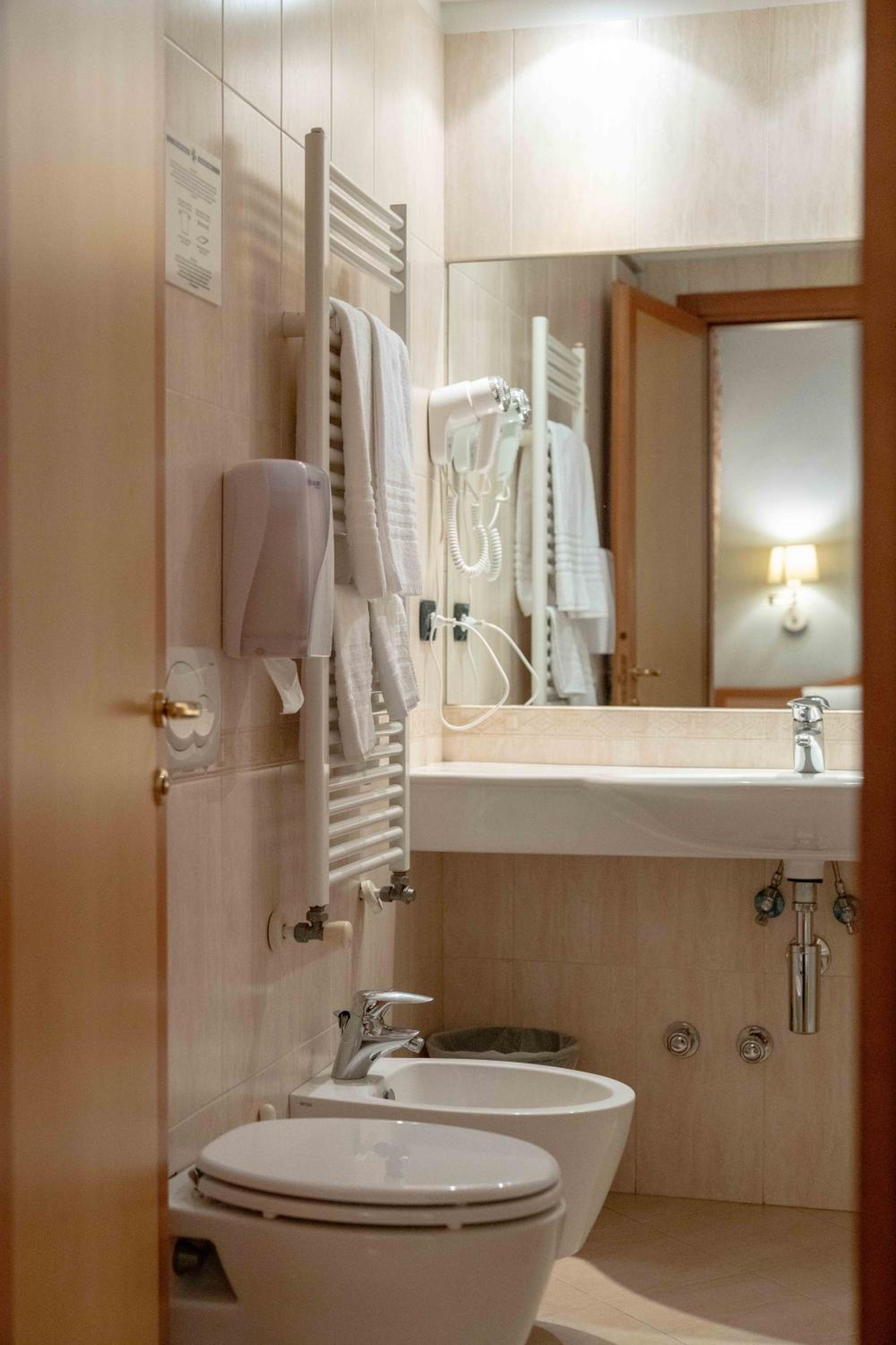 Double or Twin Room - Photo 9