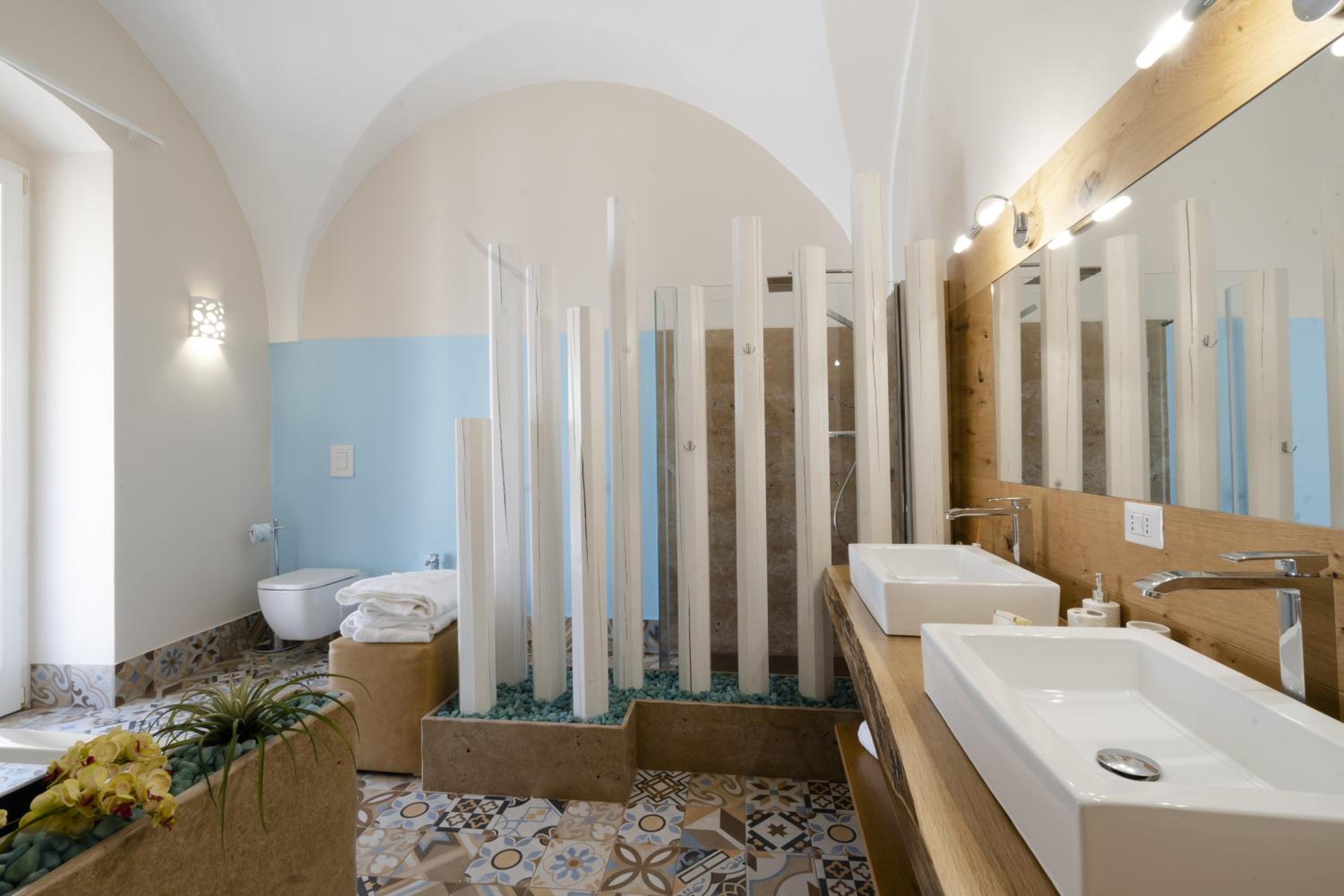 Queen Suite with Spa Bath - Photo 3