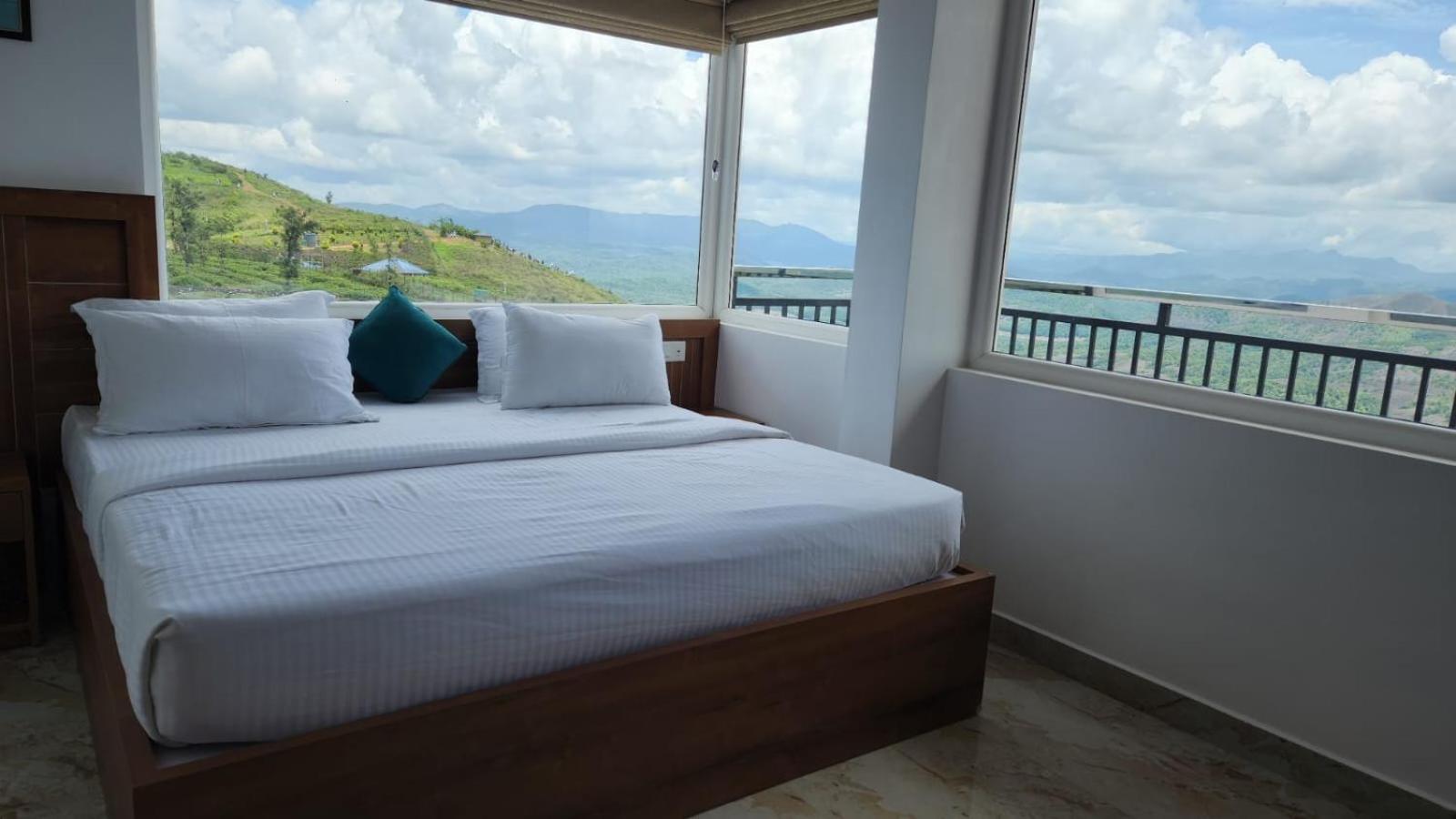 Deluxe Double Room with Balcony photo 3