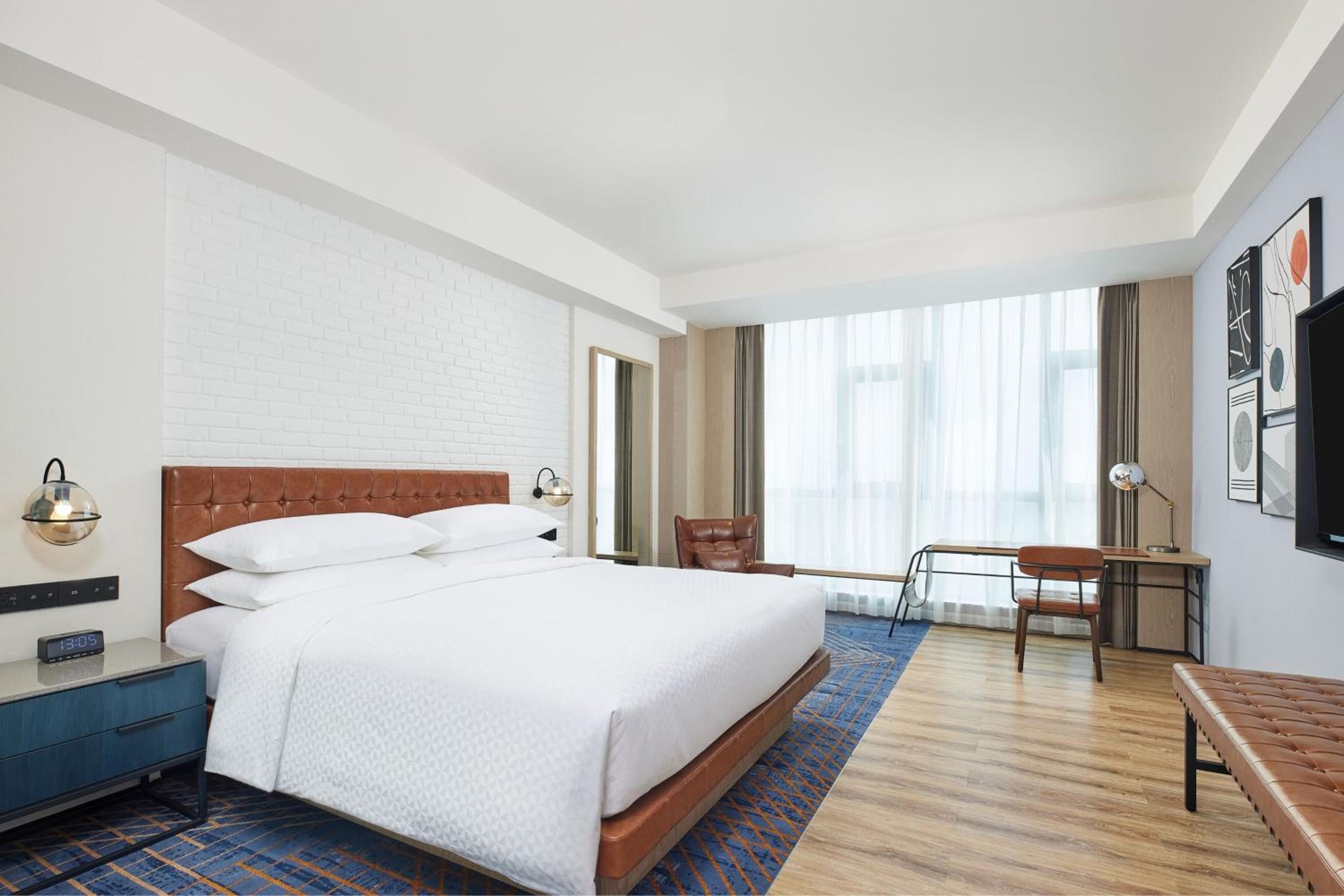 Superior King Room with City View photo 1