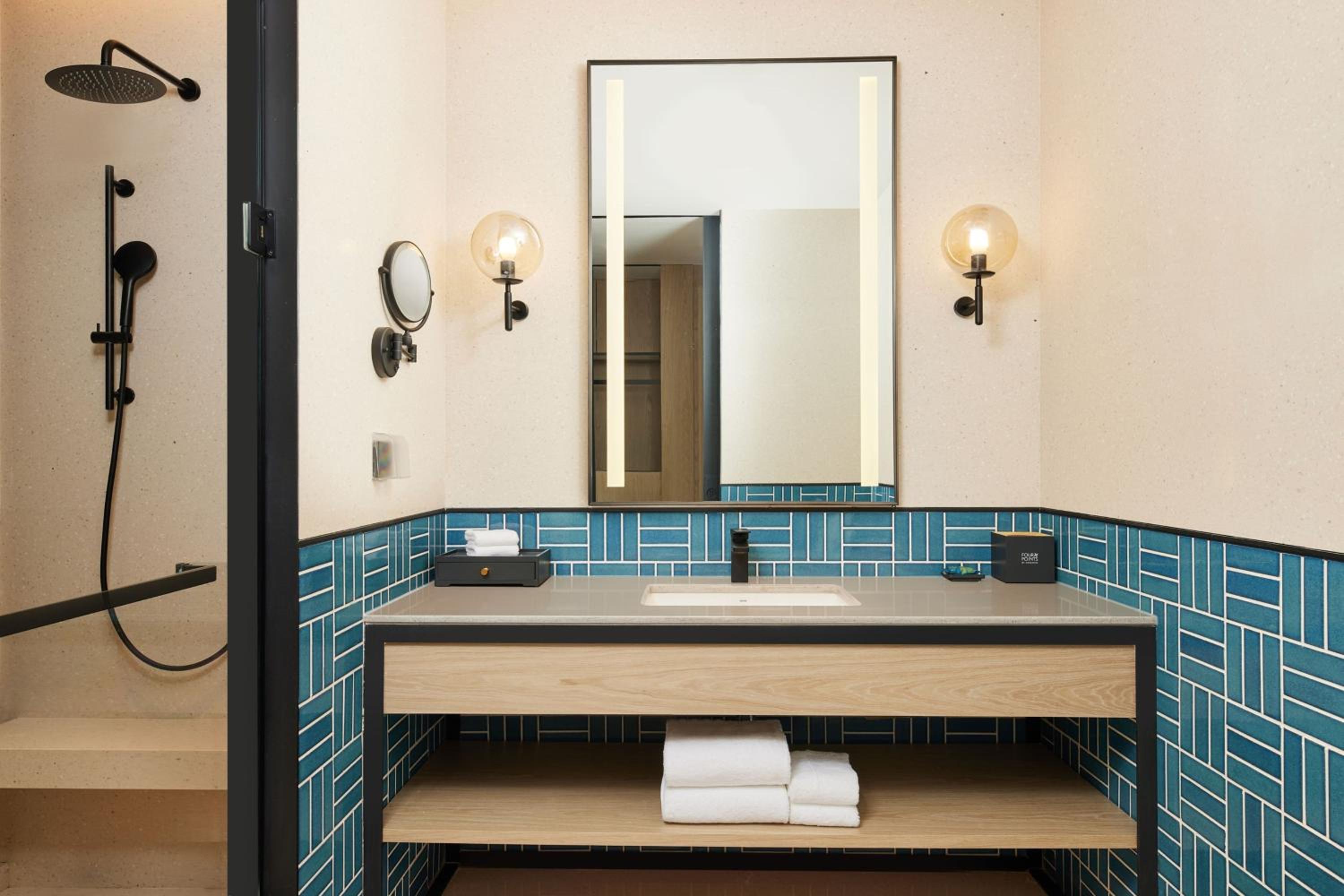 Superior King Room with City View photo 2