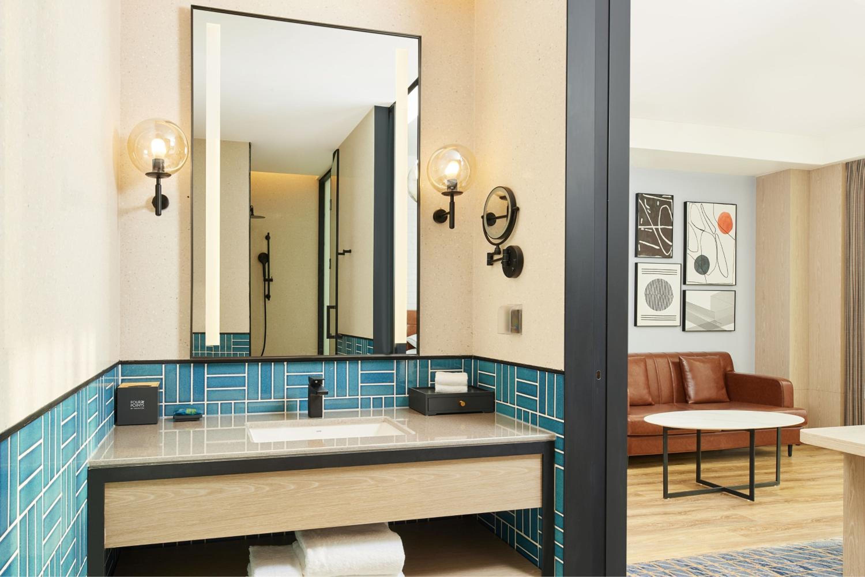 Premium King Suite with City View photo 3