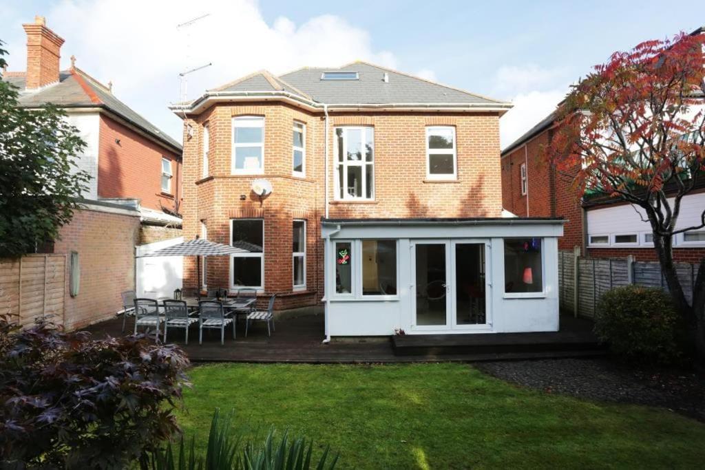 Six-Bedroom House photo 2