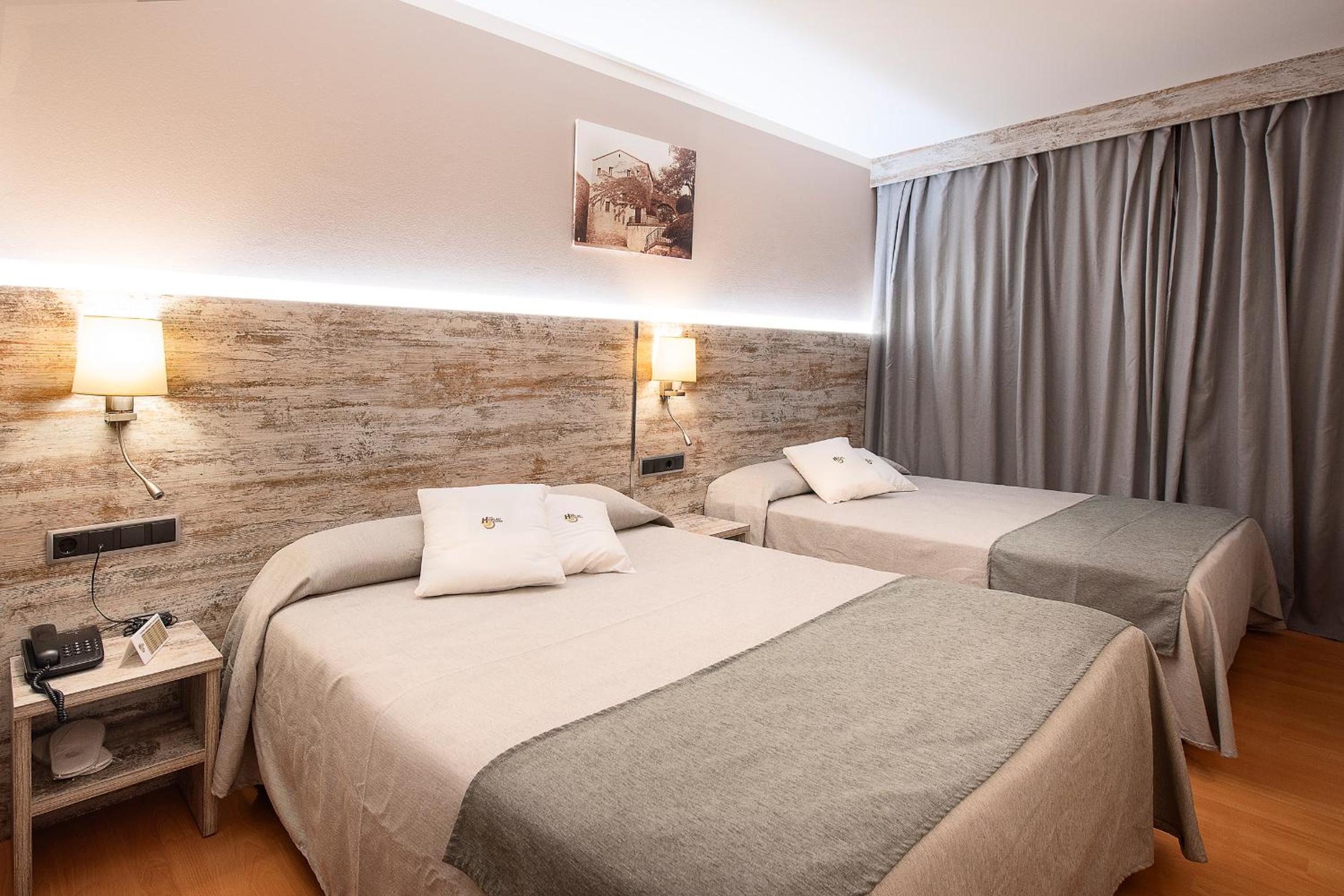 Quadruple Room - Photo 11