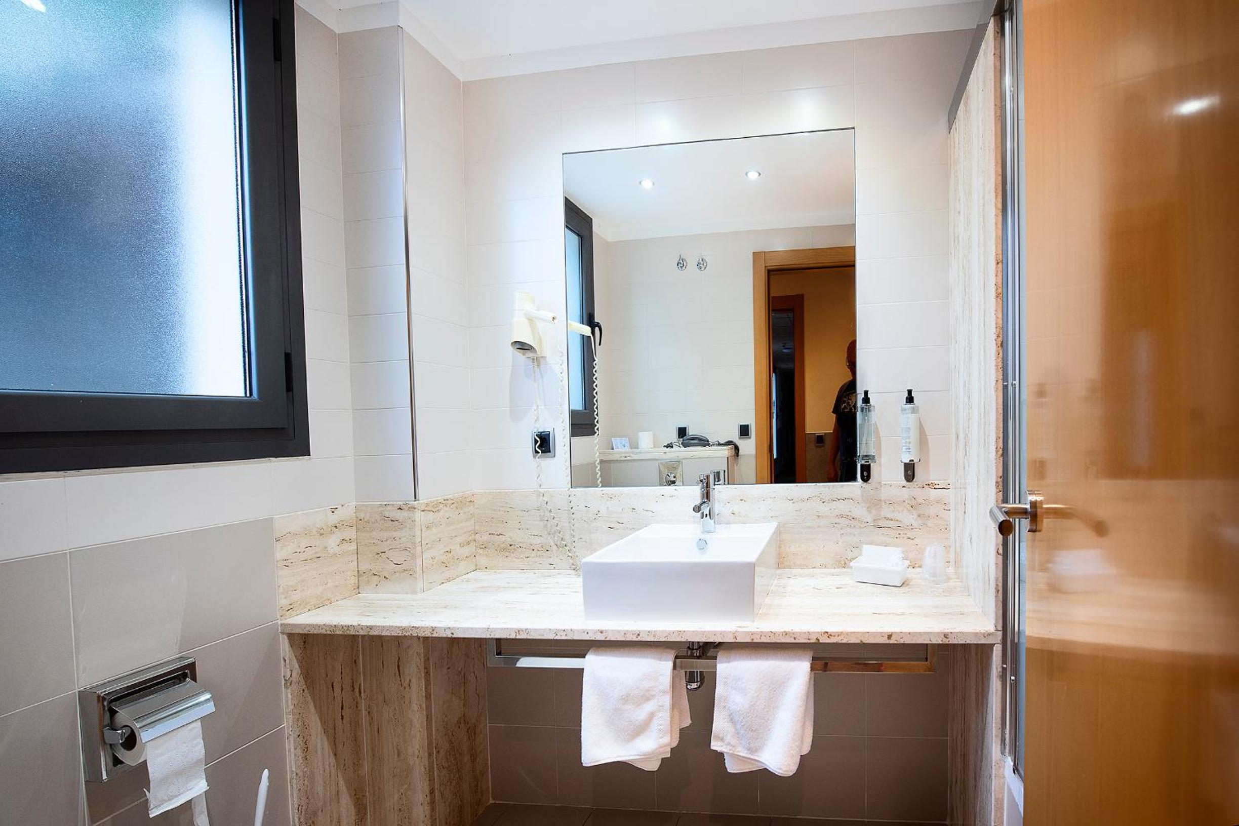 Double Room - Photo 8