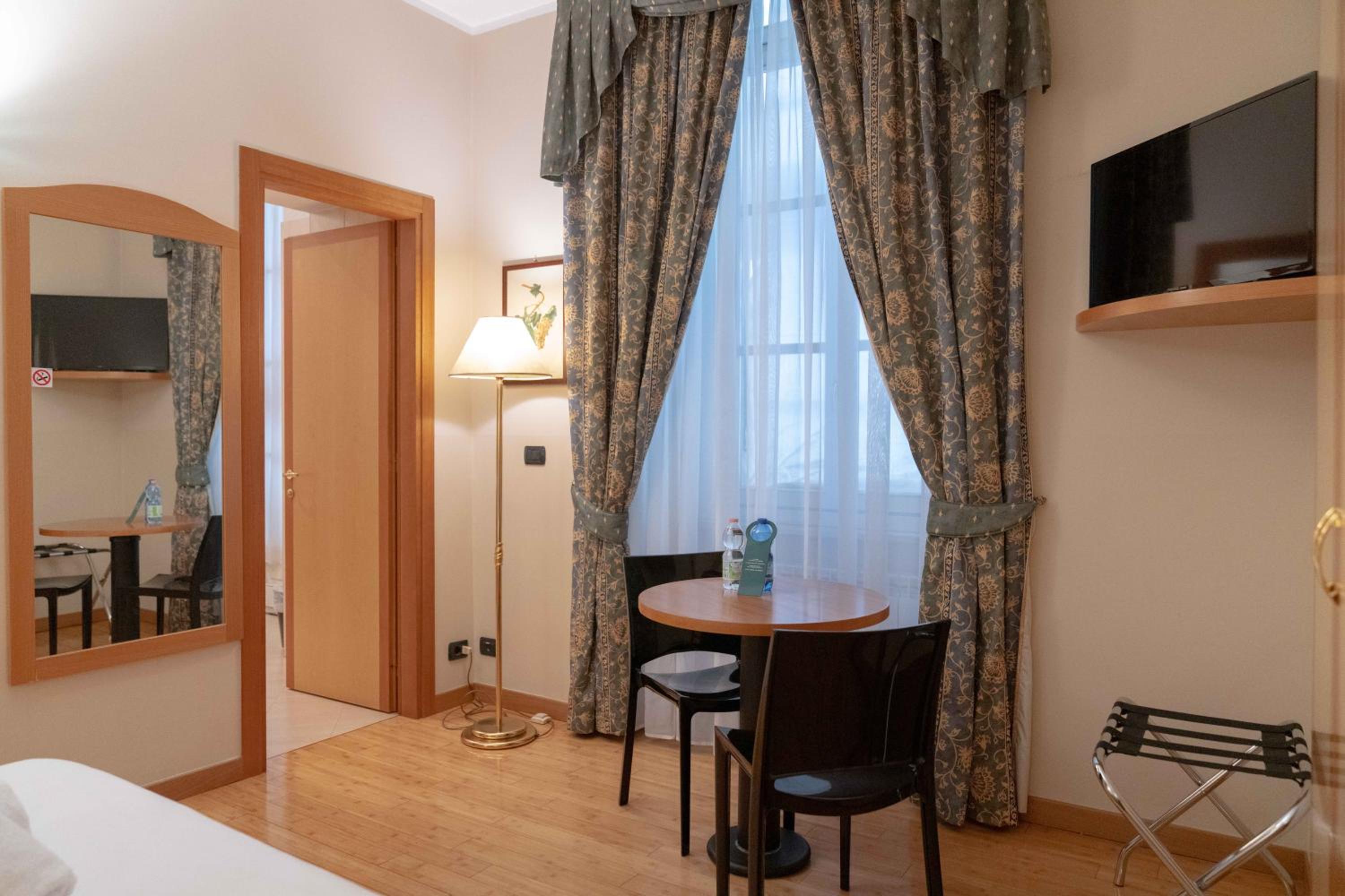 Economy Double Room - Photo 7