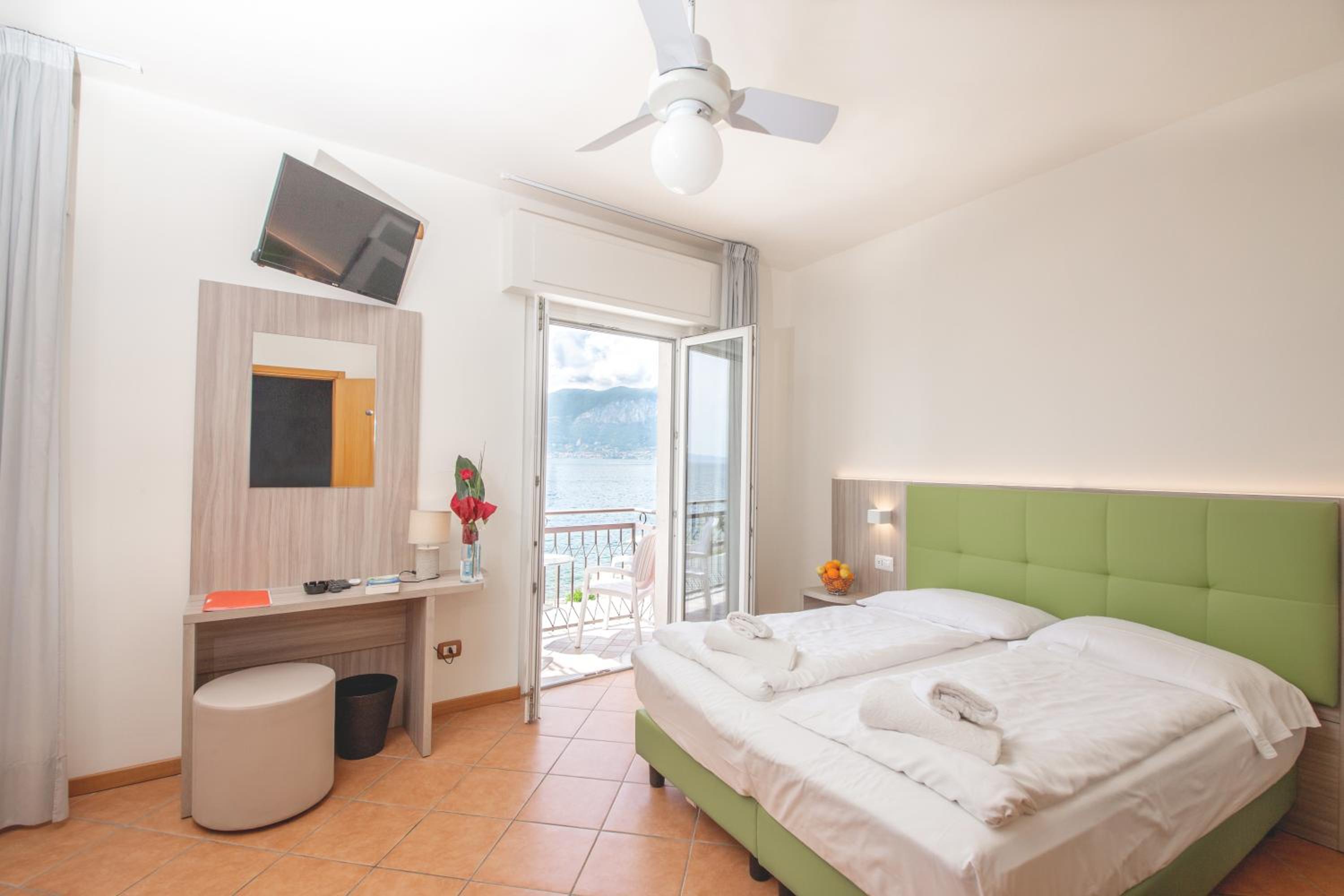 Double Room with Balcony and Lake View photo 3
