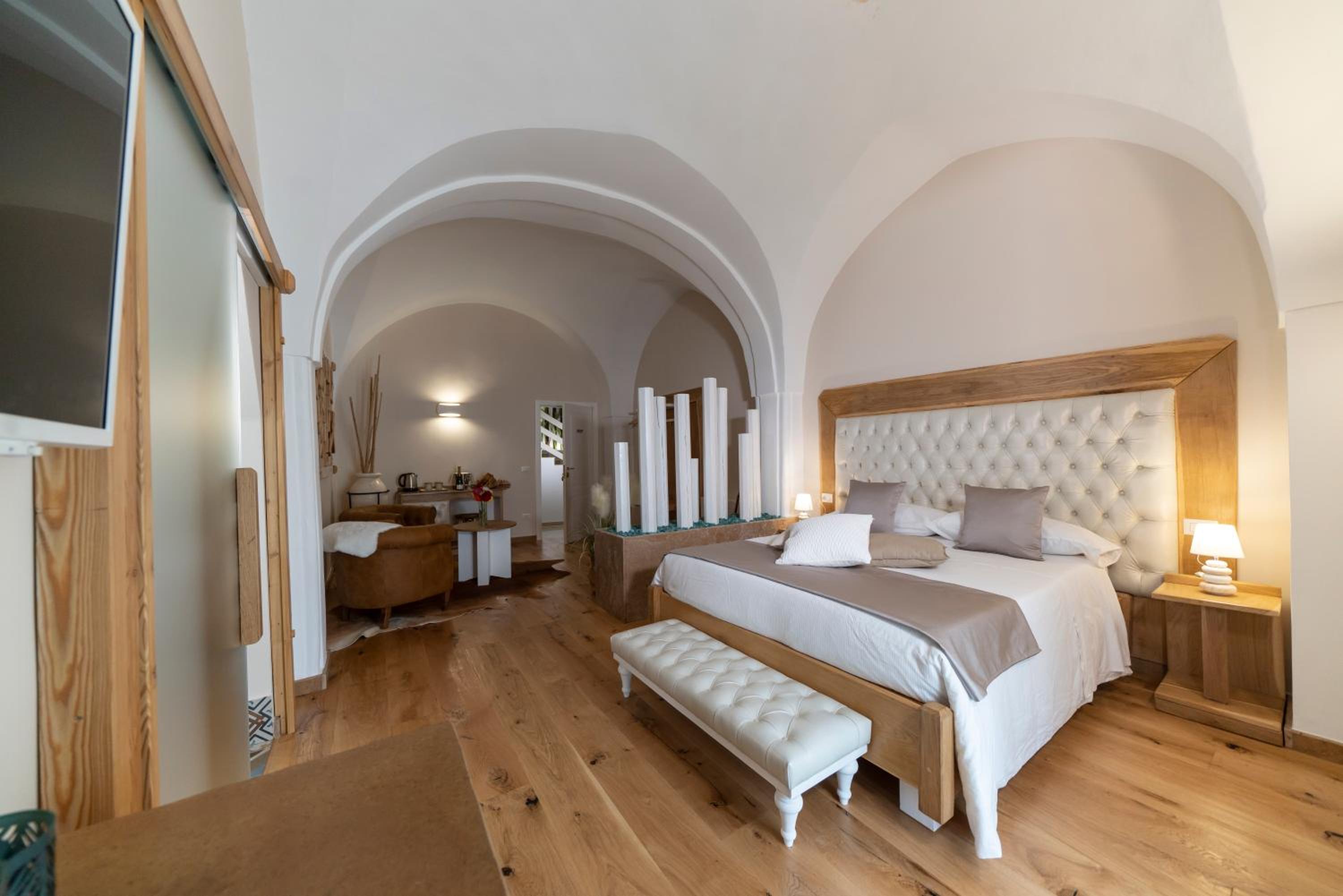 Queen Suite with Spa Bath - Photo 2