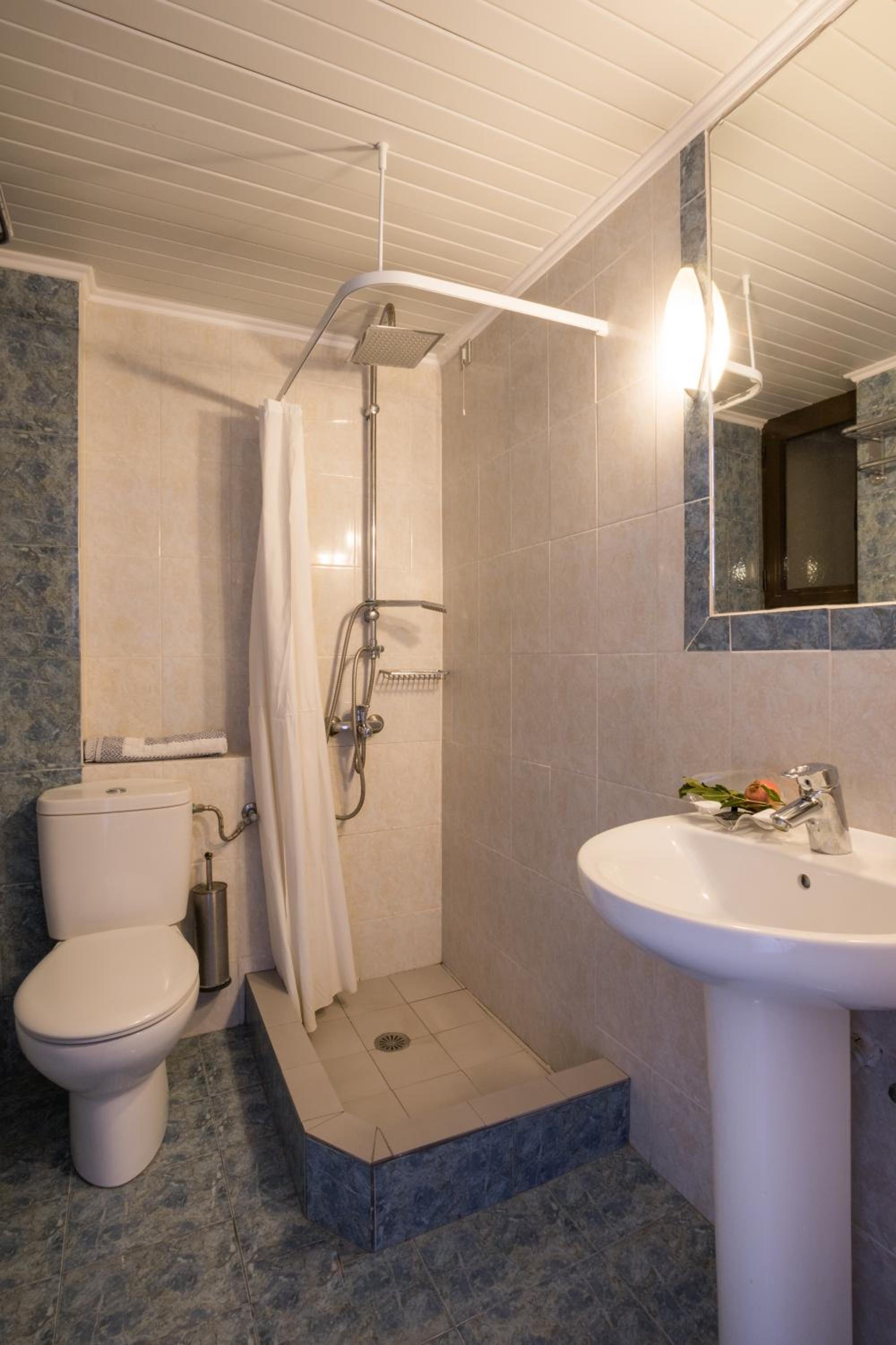 Twin Room with Sea View - Photo 18