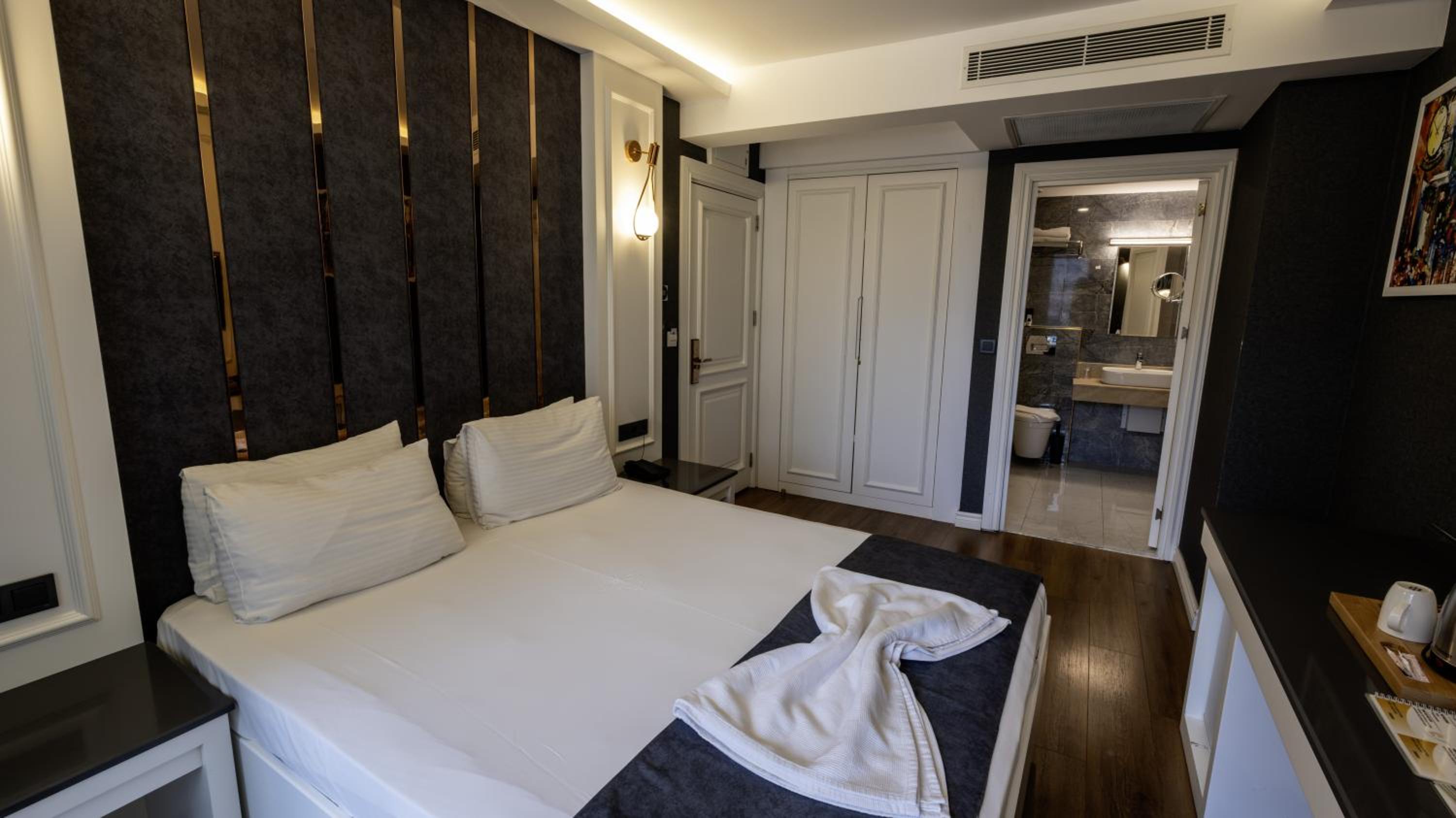 Deluxe Double Room thumbnail 6