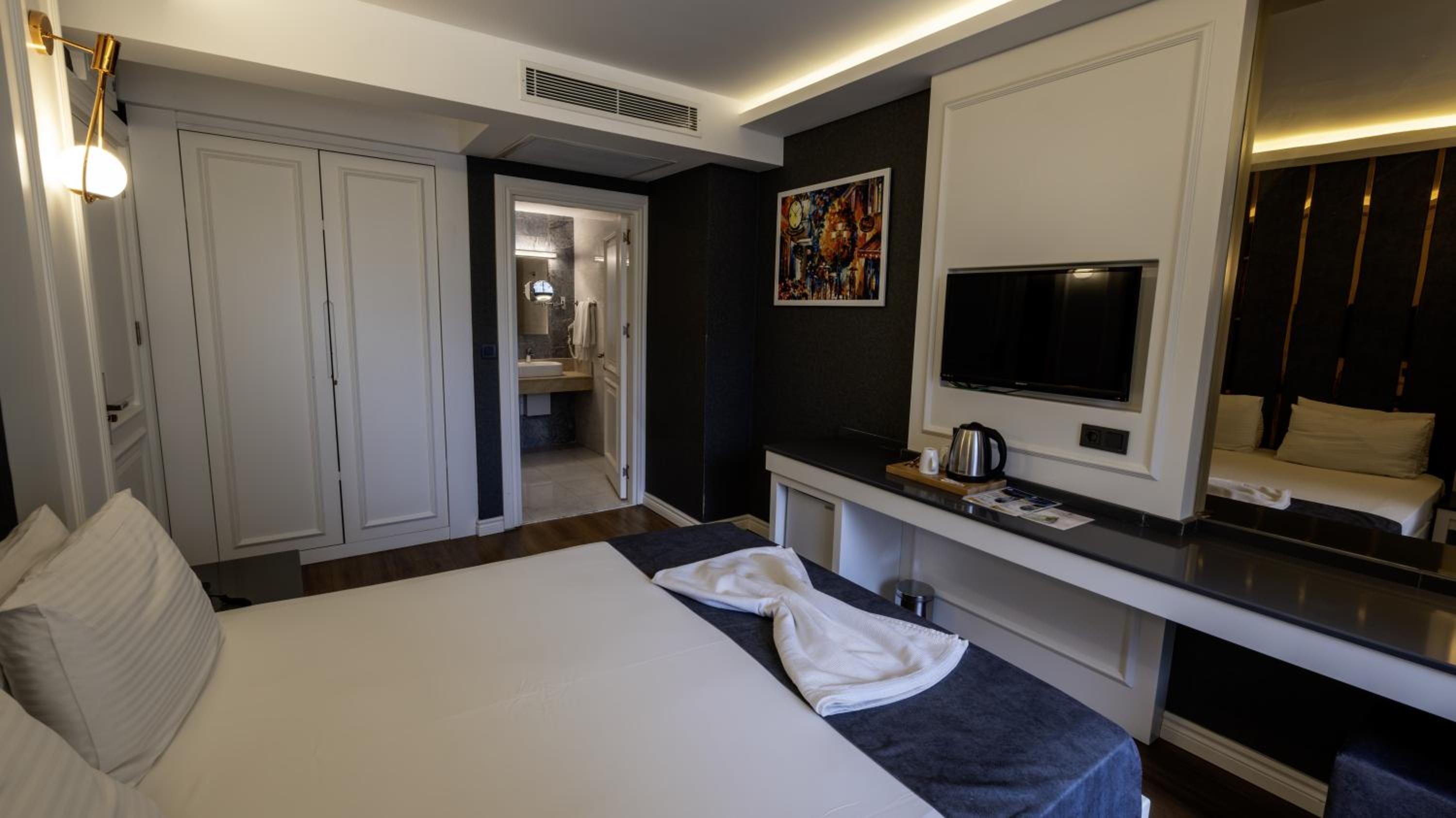 Deluxe Double Room thumbnail 5