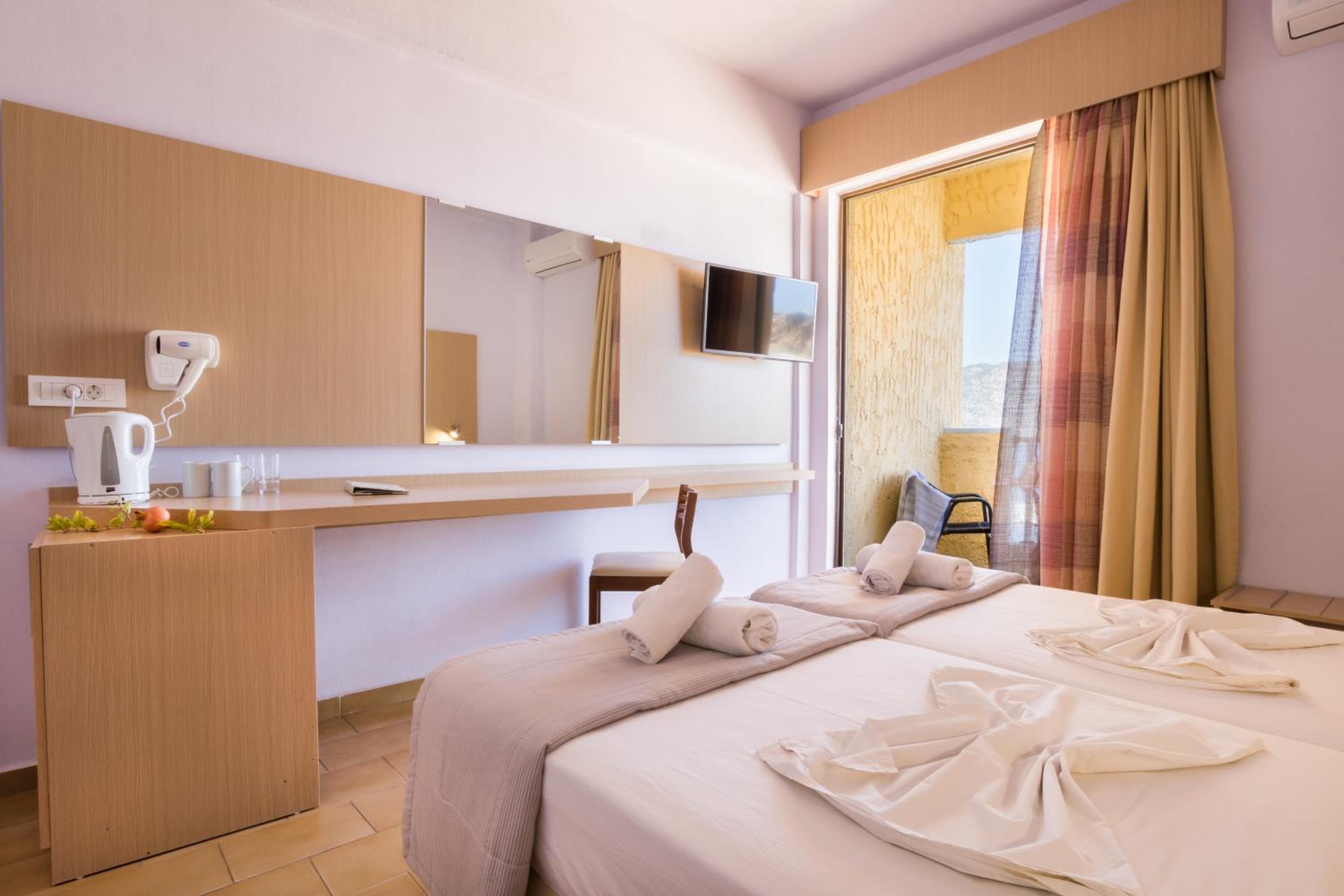 Twin Room with Sea View - Photo 12