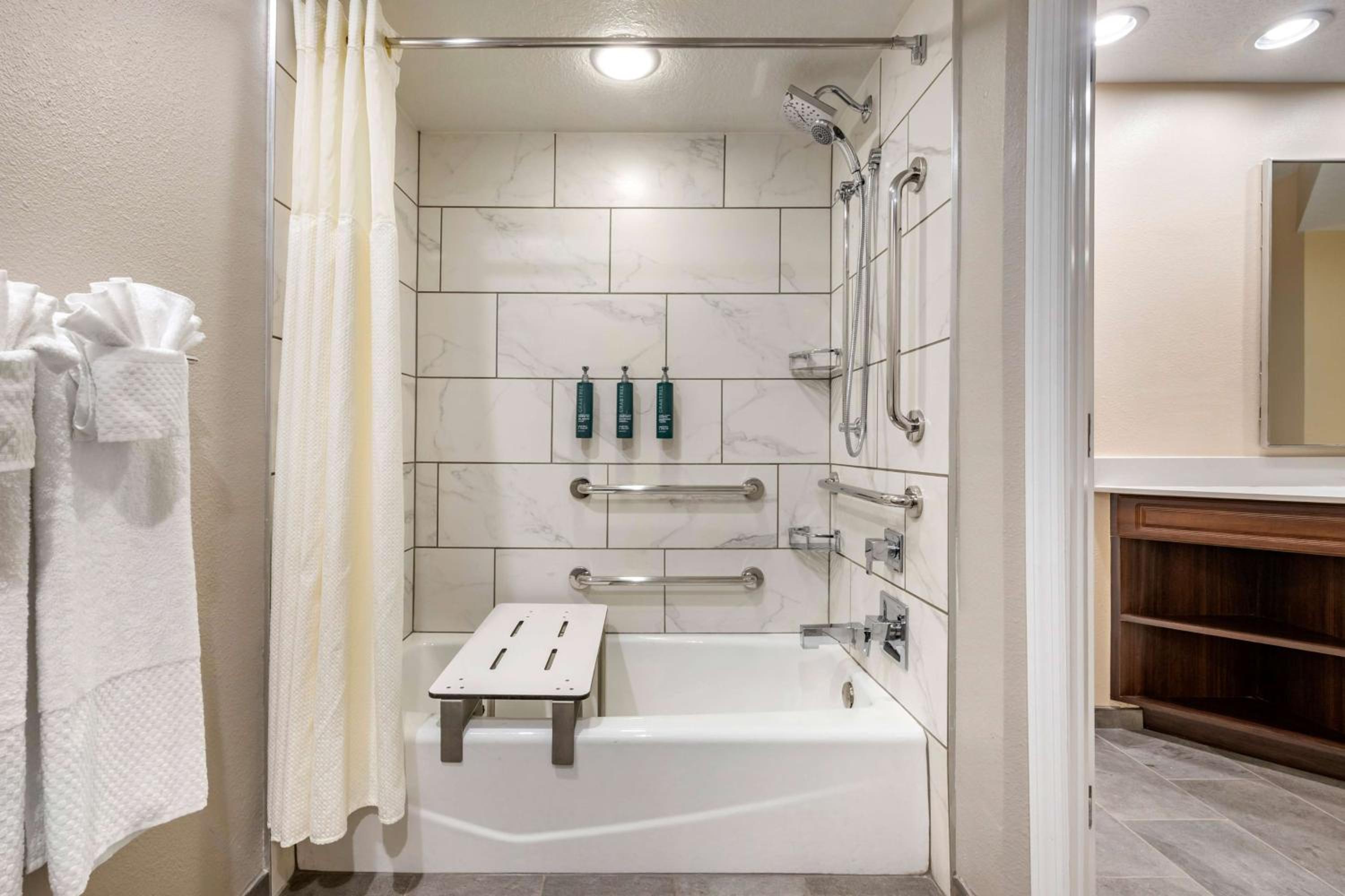 2 Bedroom 1 King 2 Twins Suite Accessible Tub thumbnail 5