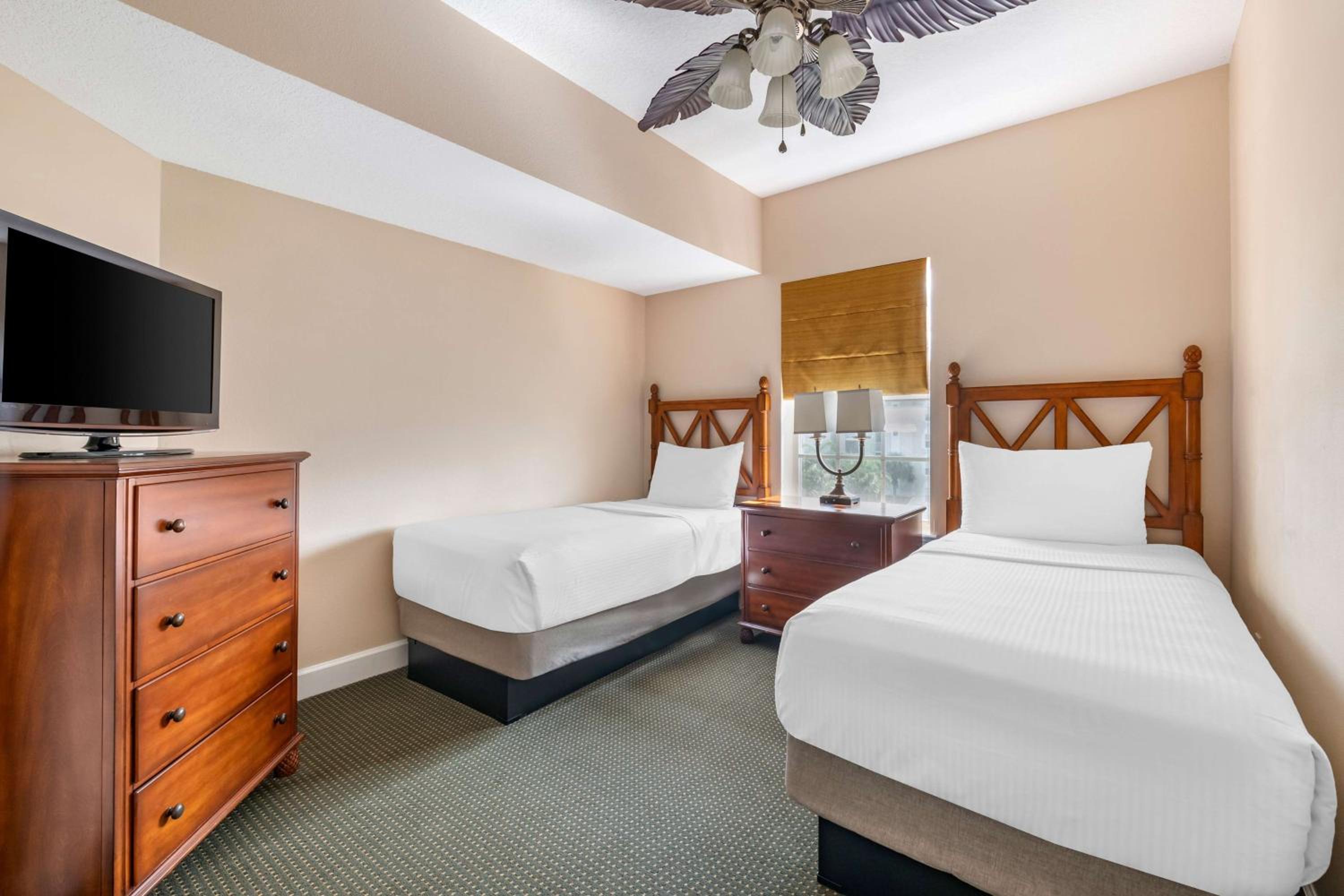 2 Bedroom 1 King 2 Twins Suite Accessible Tub