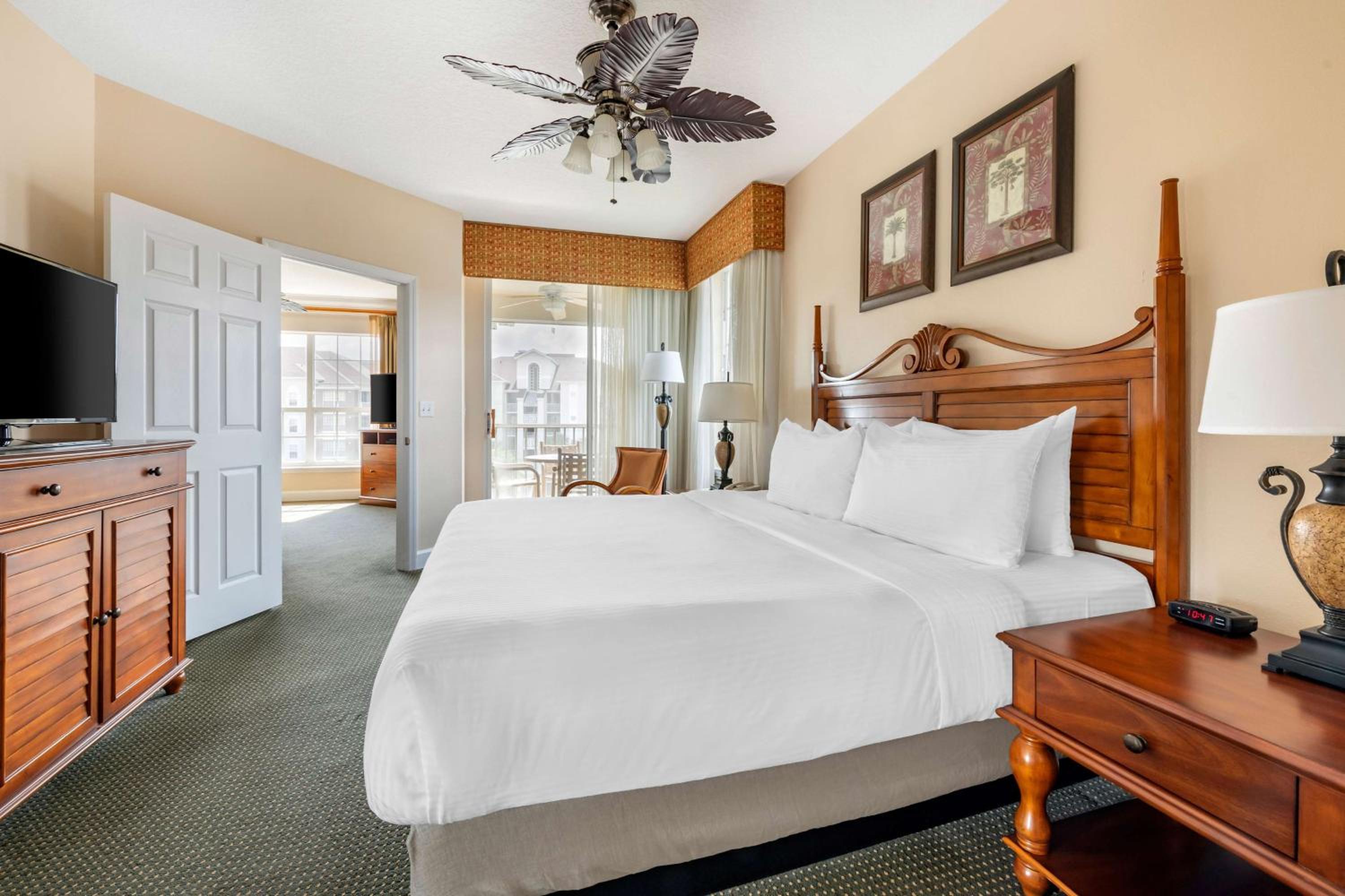 2 Bedroom 1 King 2 Twins Suite Accessible Tub