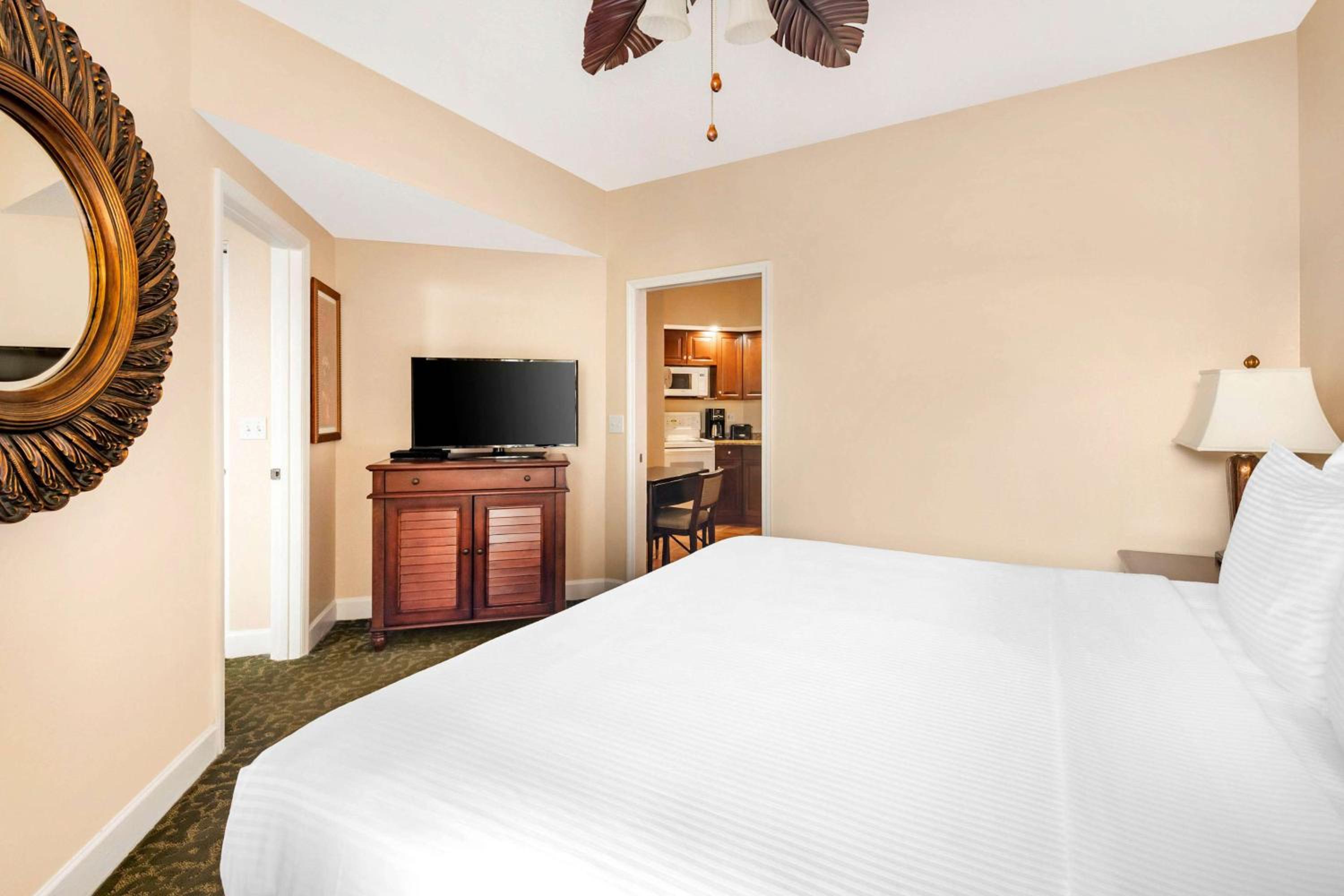 One-Bedroom King Suite thumbnail 5