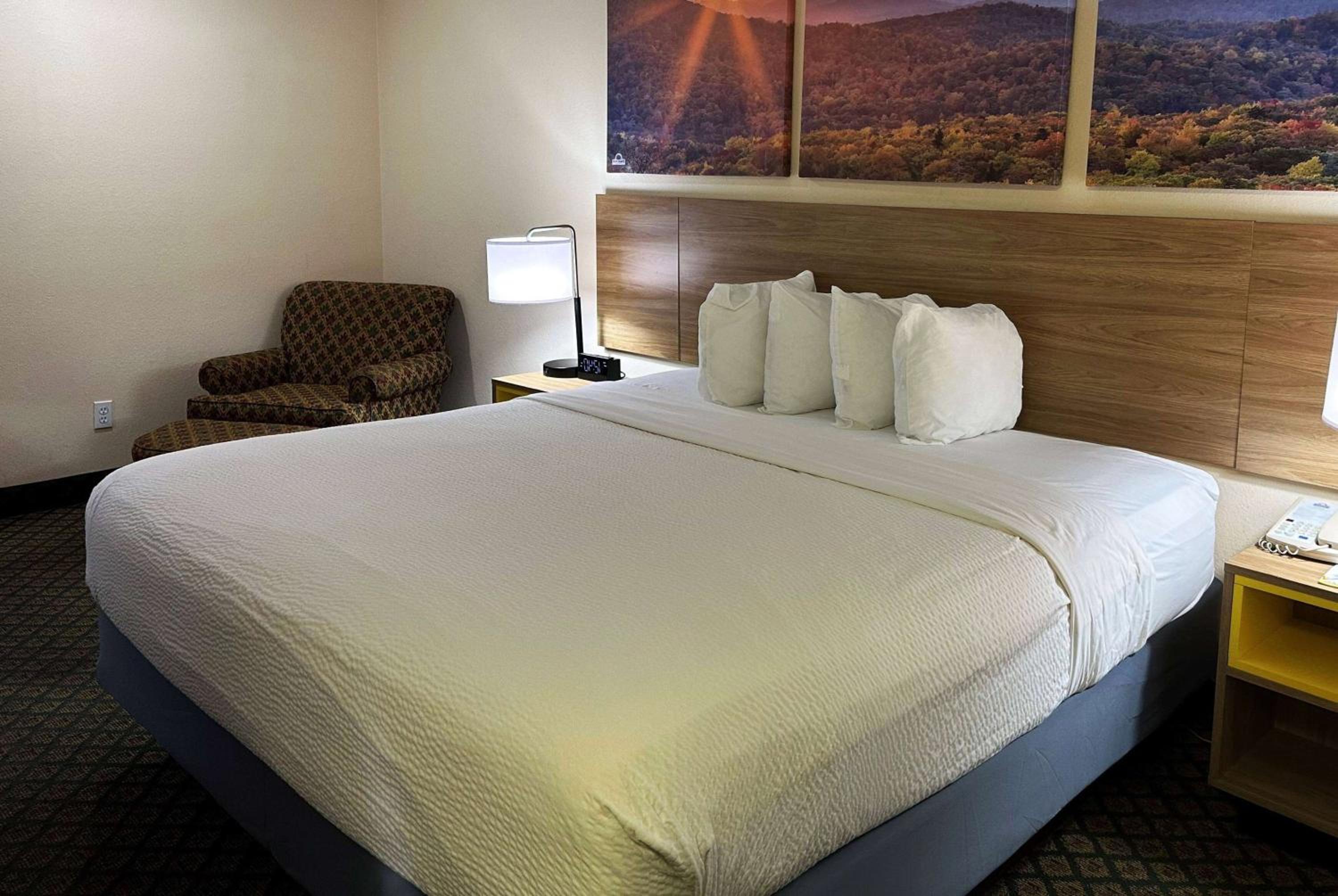 King Room - Non-Smoking - Photo 1
