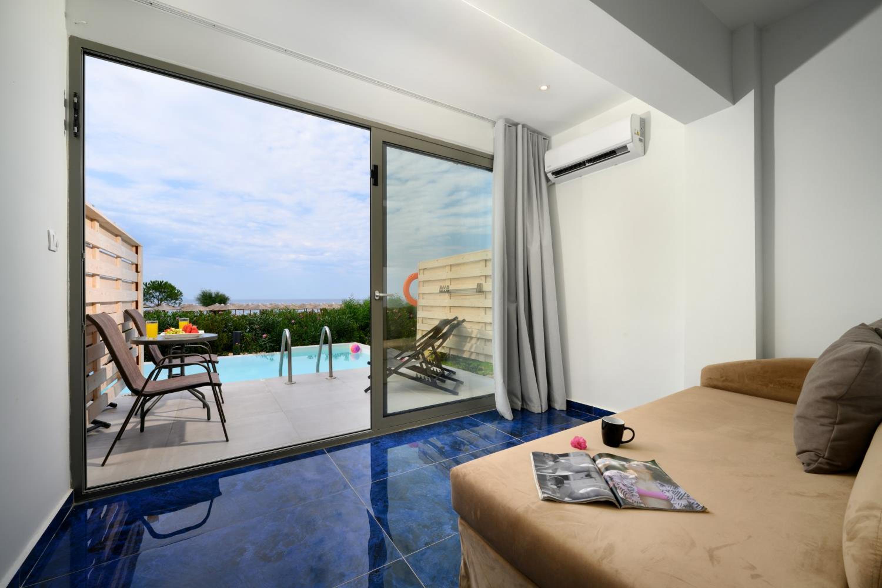 Junior Suite Sea View Swim-Up Pool