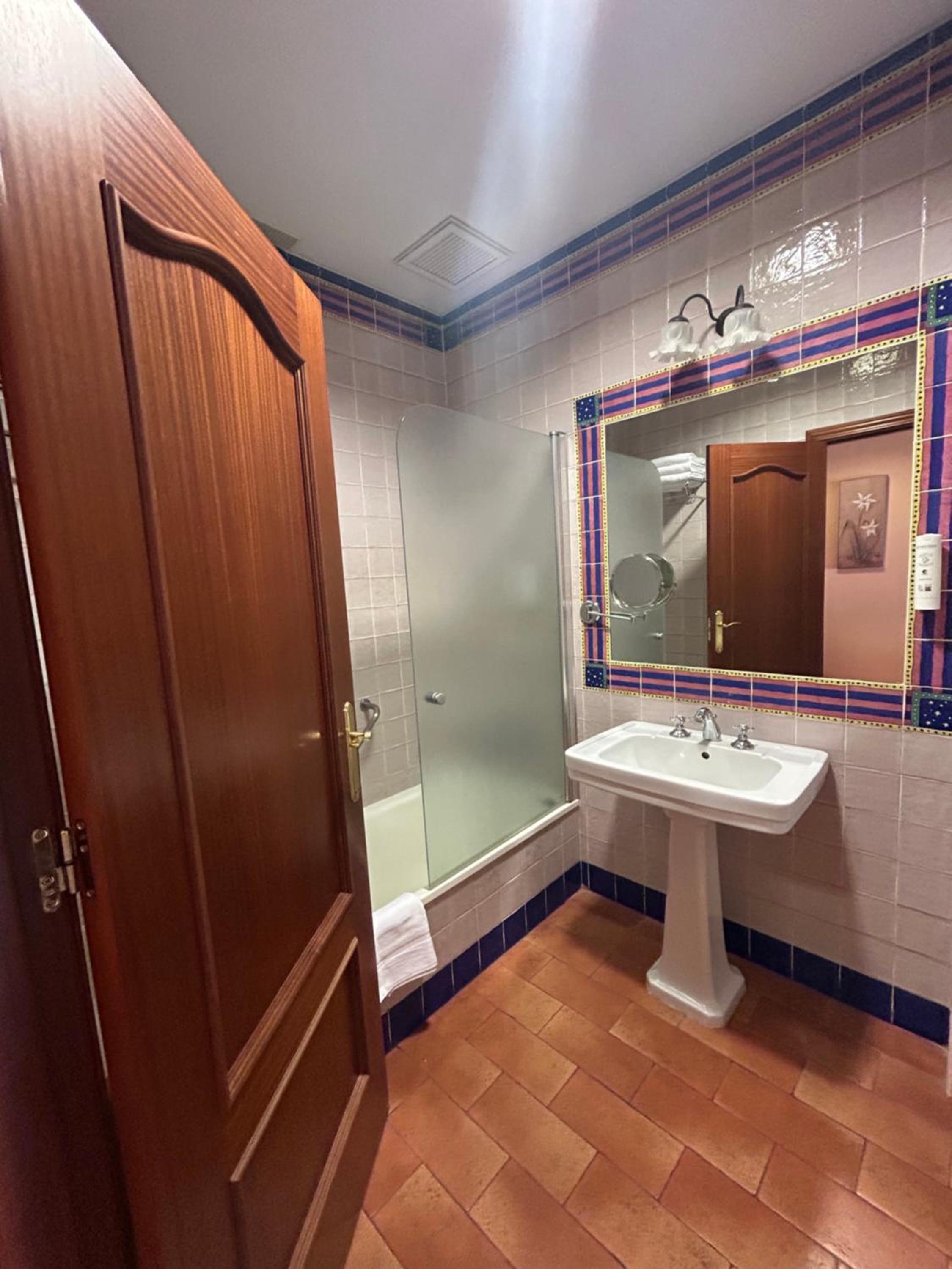 Standard Triple Room - Photo 3