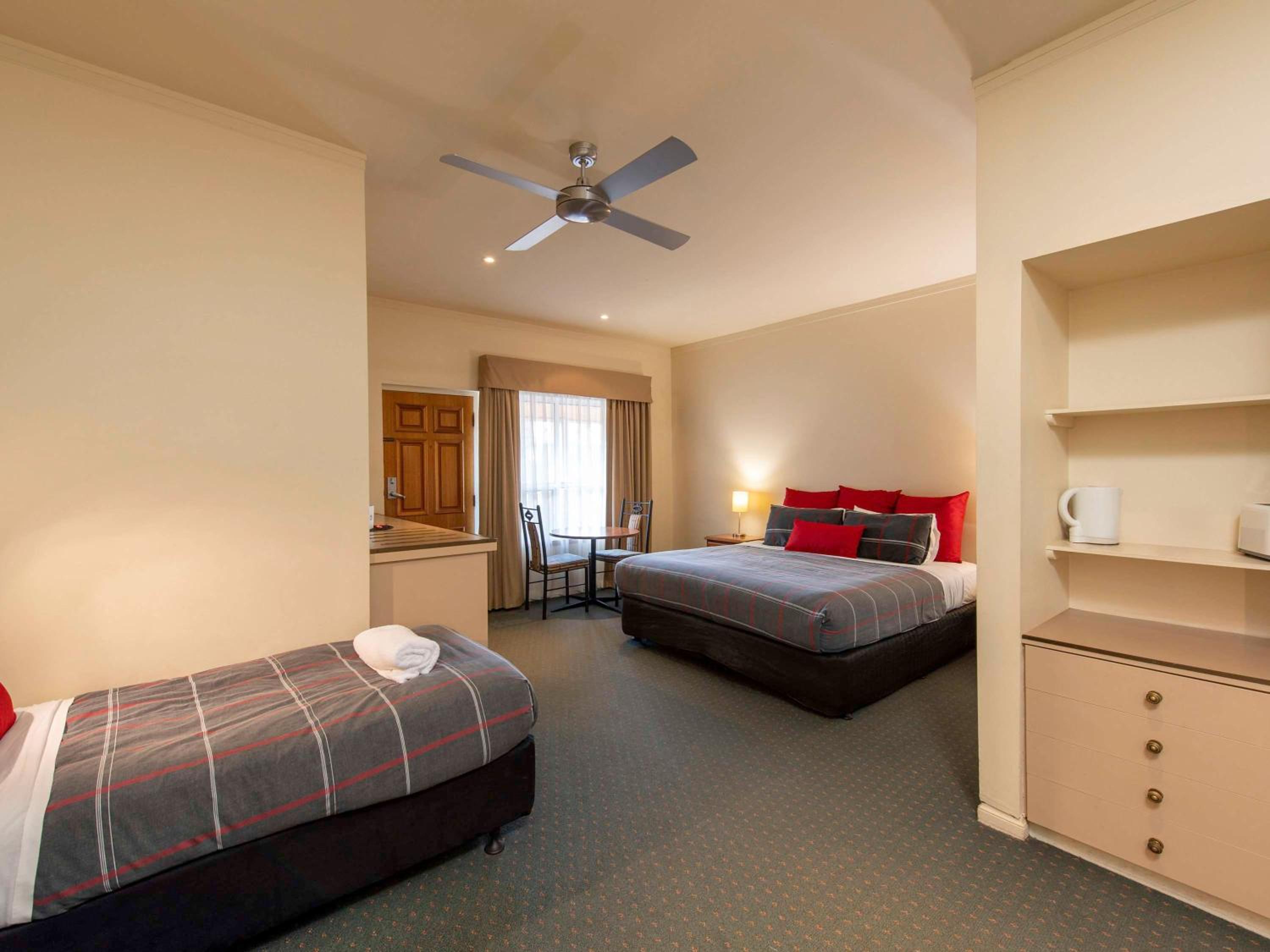 Executive Room with One King Bed and One Single Bed - Photo 5