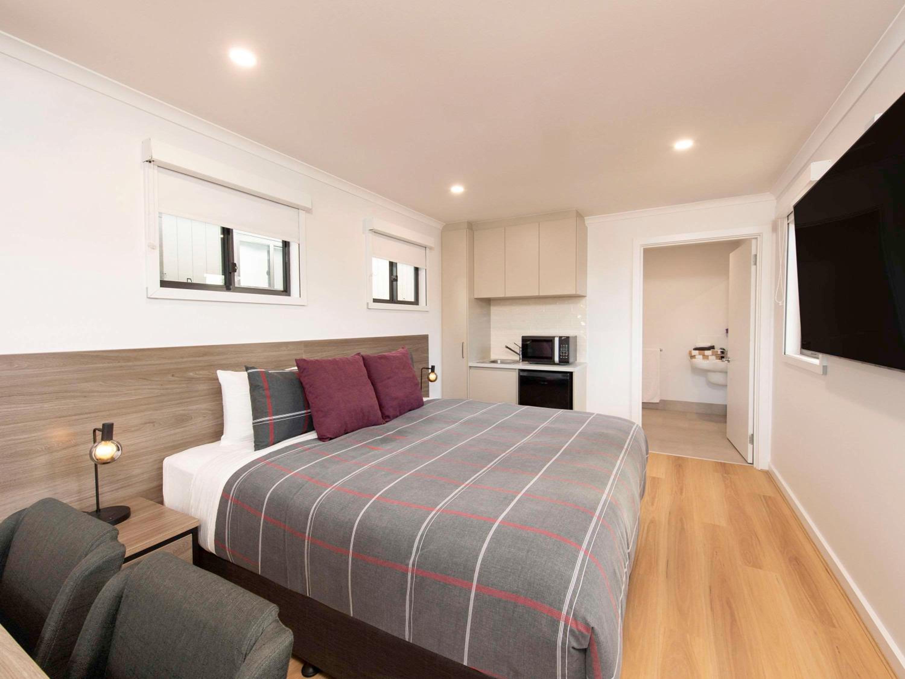 Deluxe Villa with One King Bed - Photo 6