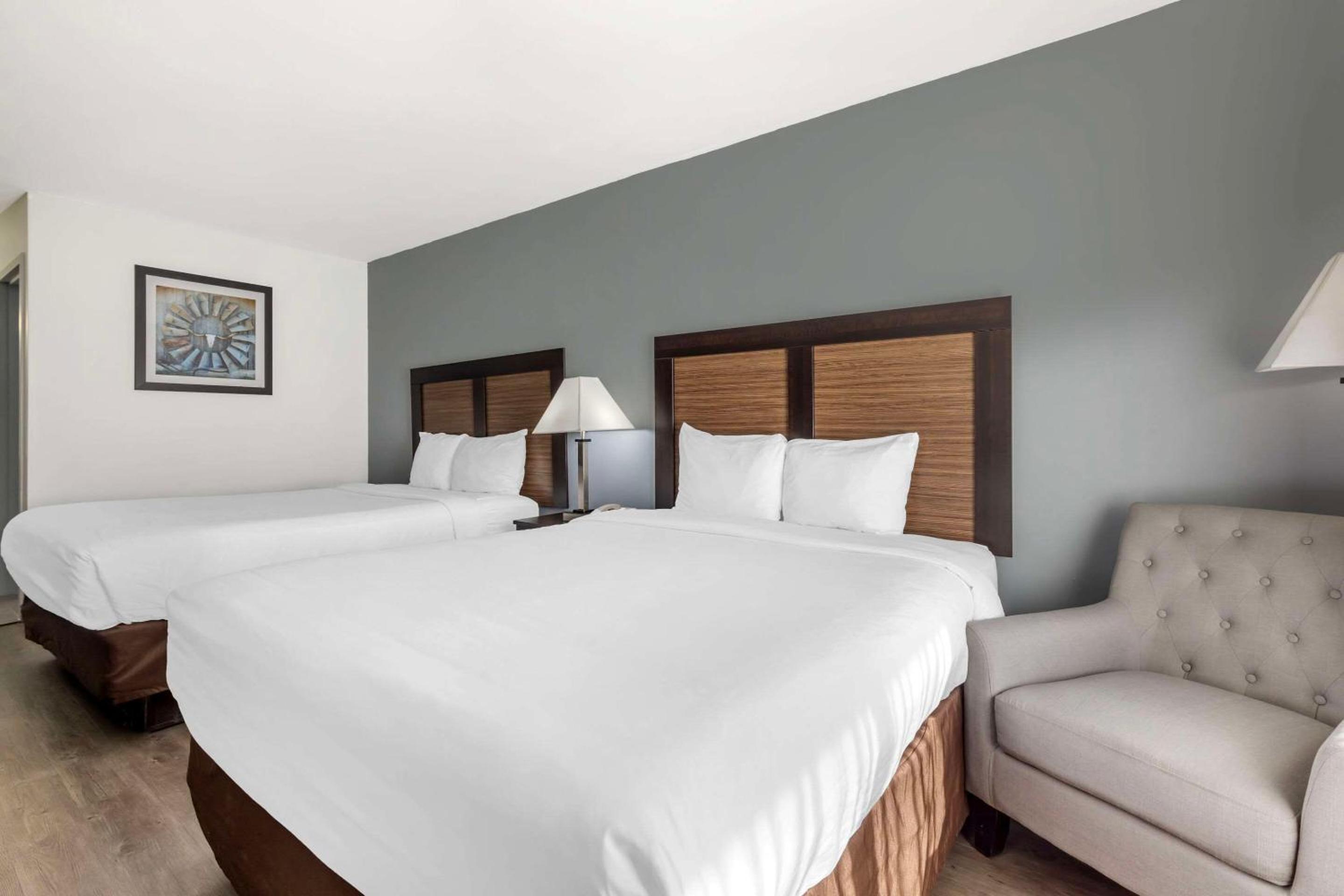Efficiency with 2 Queen Beds - Non Smoking - Photo 4