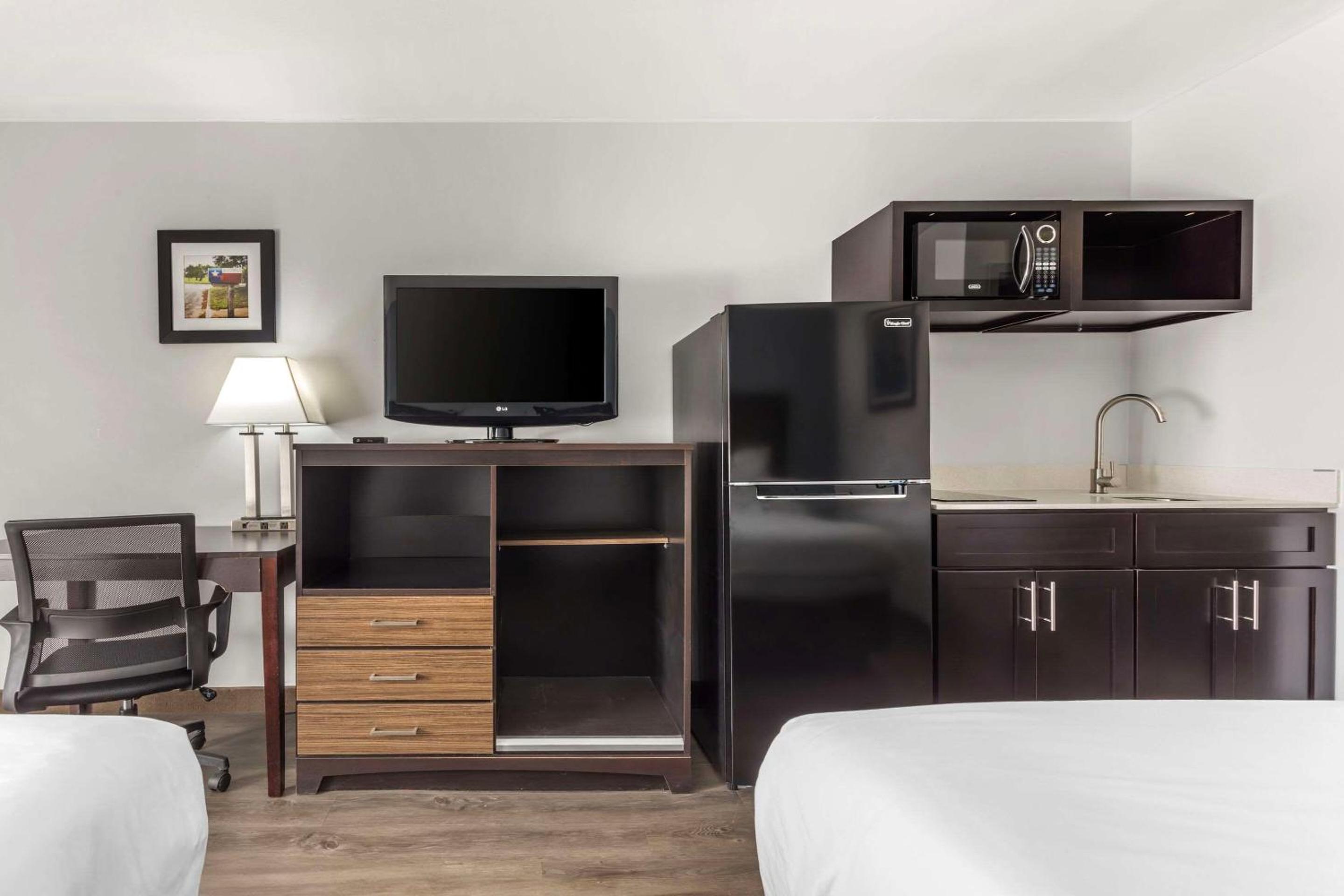 Efficiency with 2 Queen Beds - Non Smoking - Photo 8