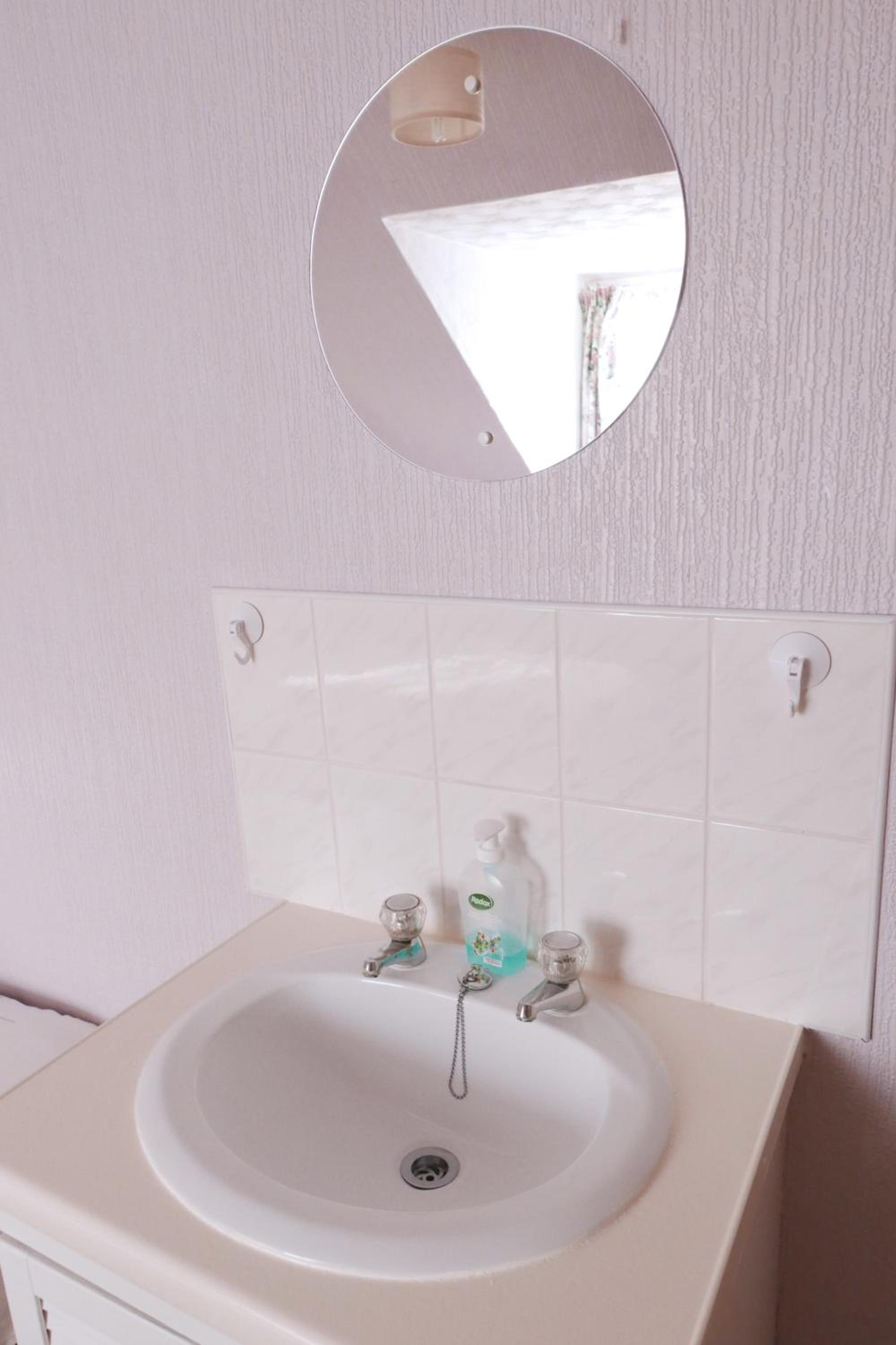 Standard Twin Room with Shared Bathroom photo 3