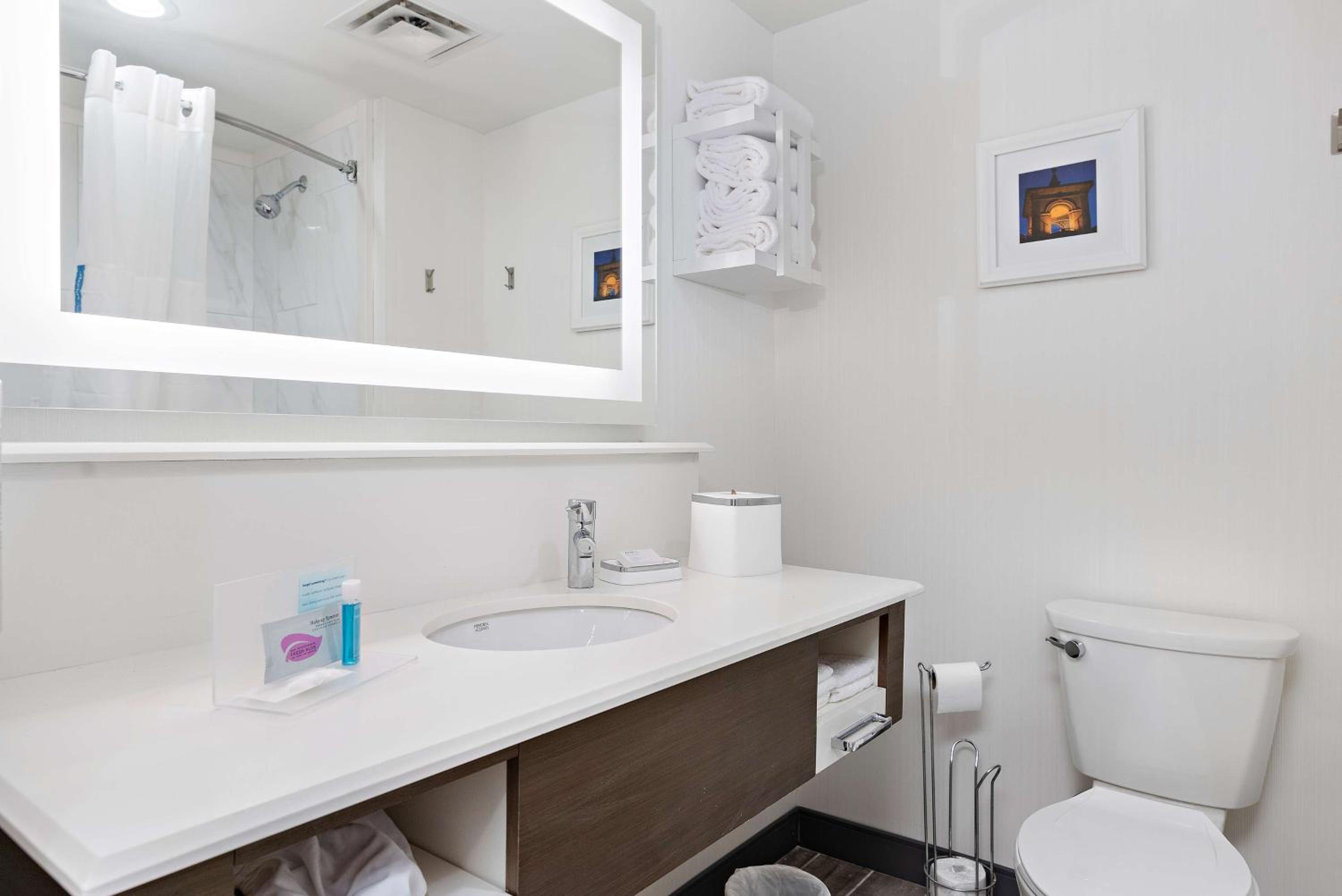 Queen Room with Two Queen Beds - Mobility and Hearing Access/Non-Smoking photo 2