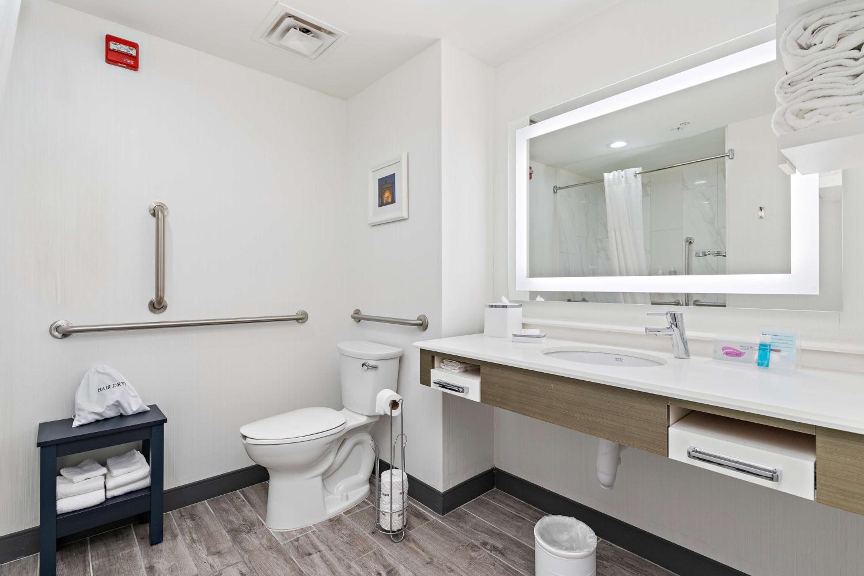King Room - Mobility/Hearing Accessible photo 3