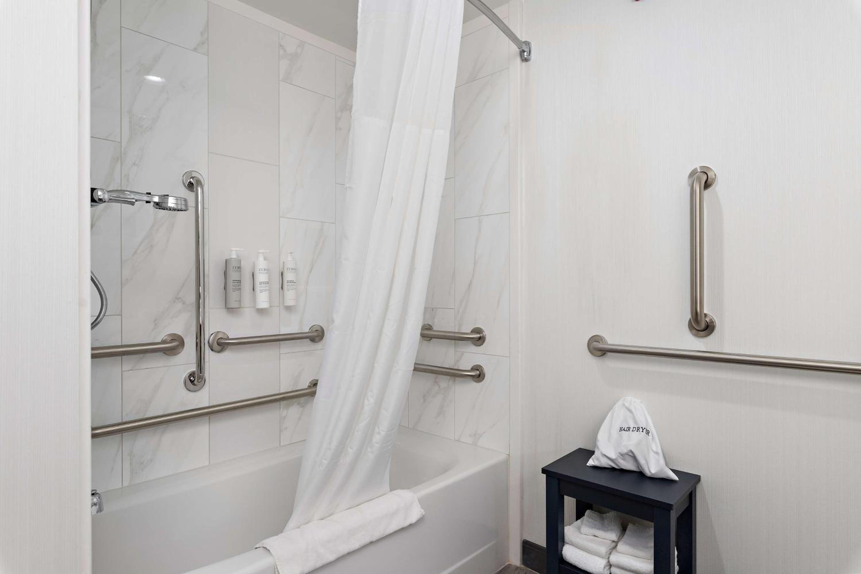 Queen Room with Two Queen Beds - Mobility and Hearing Access/Non-Smoking photo 3