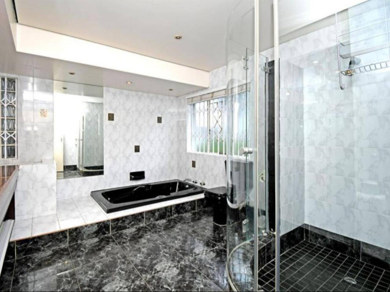 Deluxe King Room - Photo 3