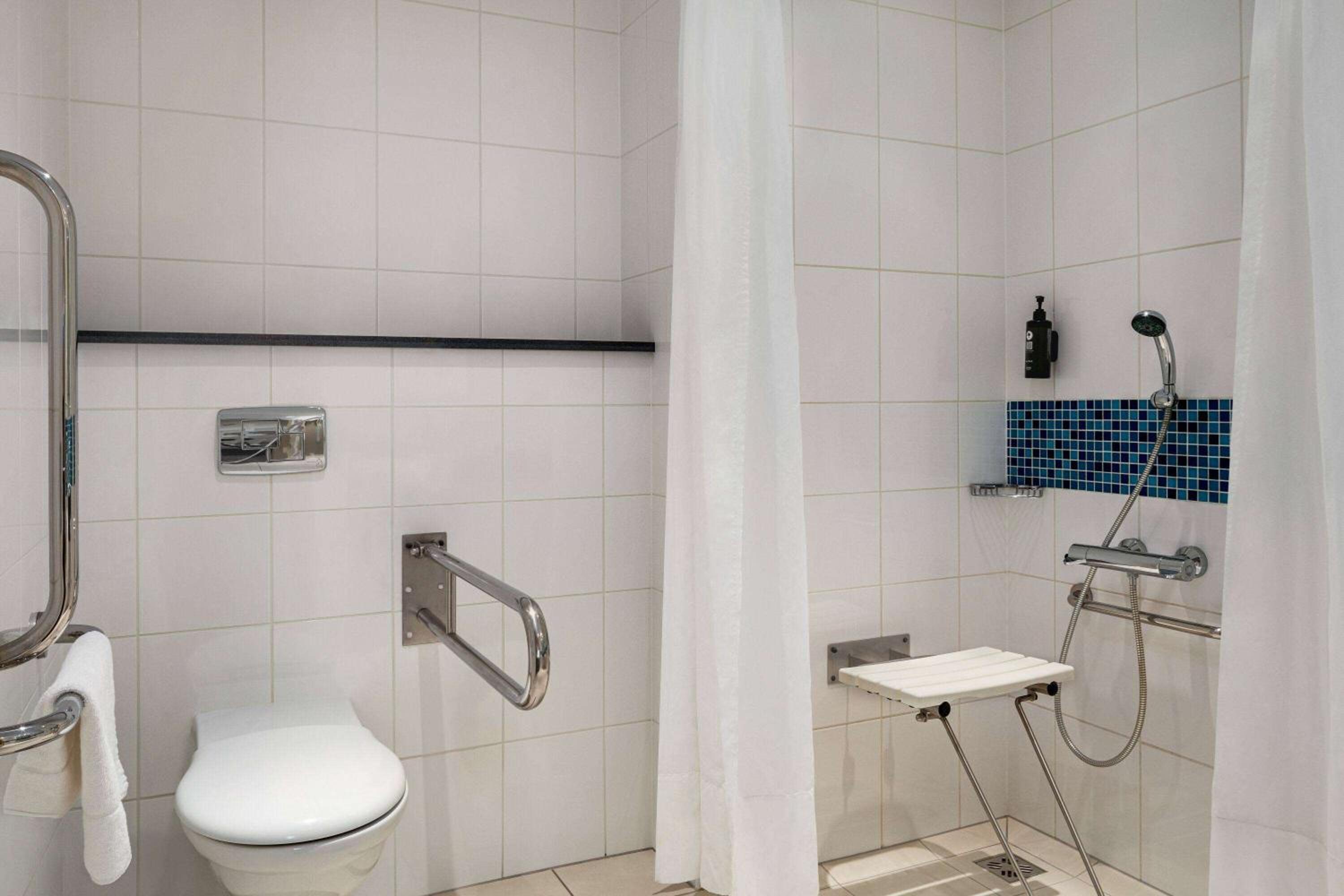 Comfort Accessible Room - Photo 4