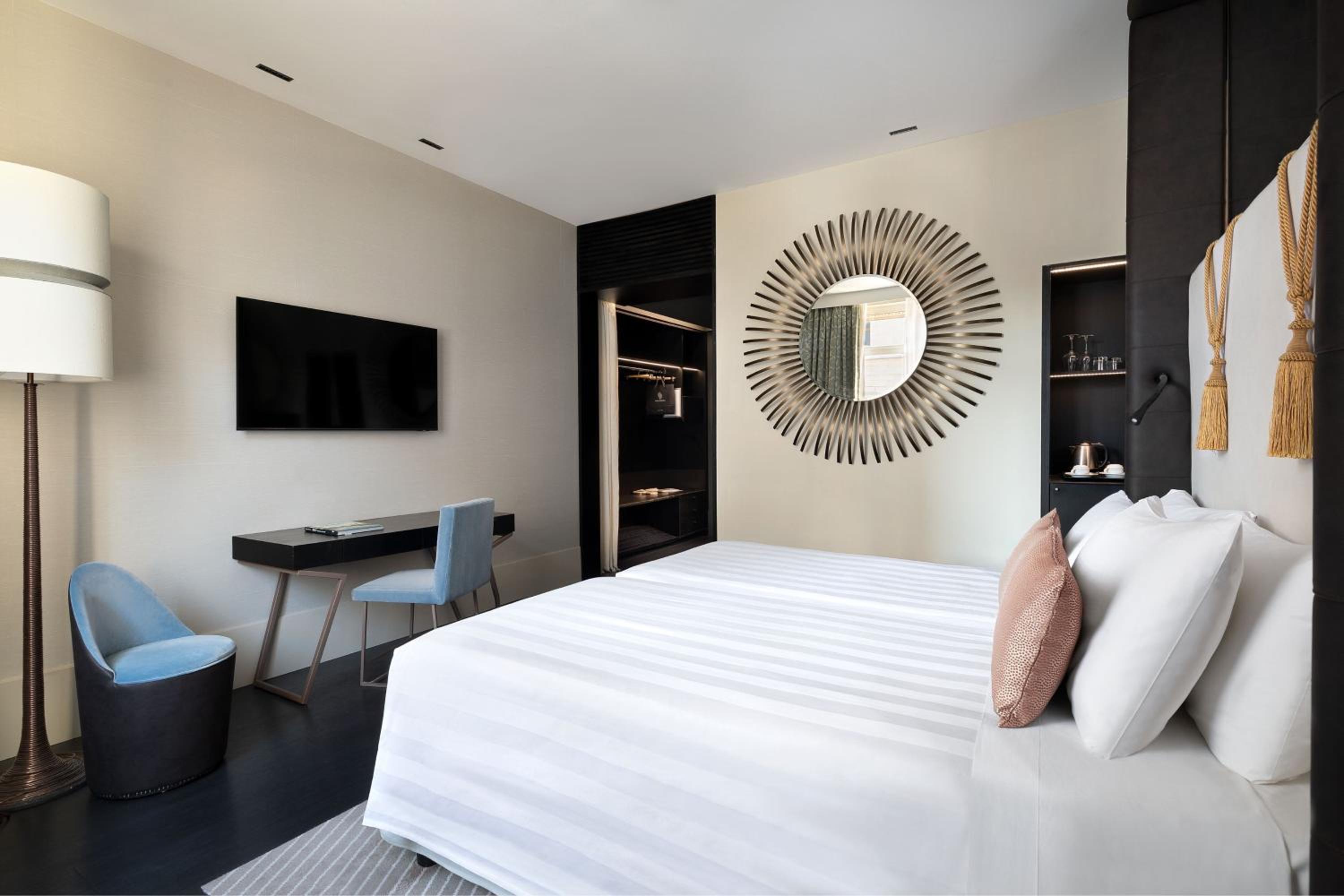 Superior Twin Room with Urban View