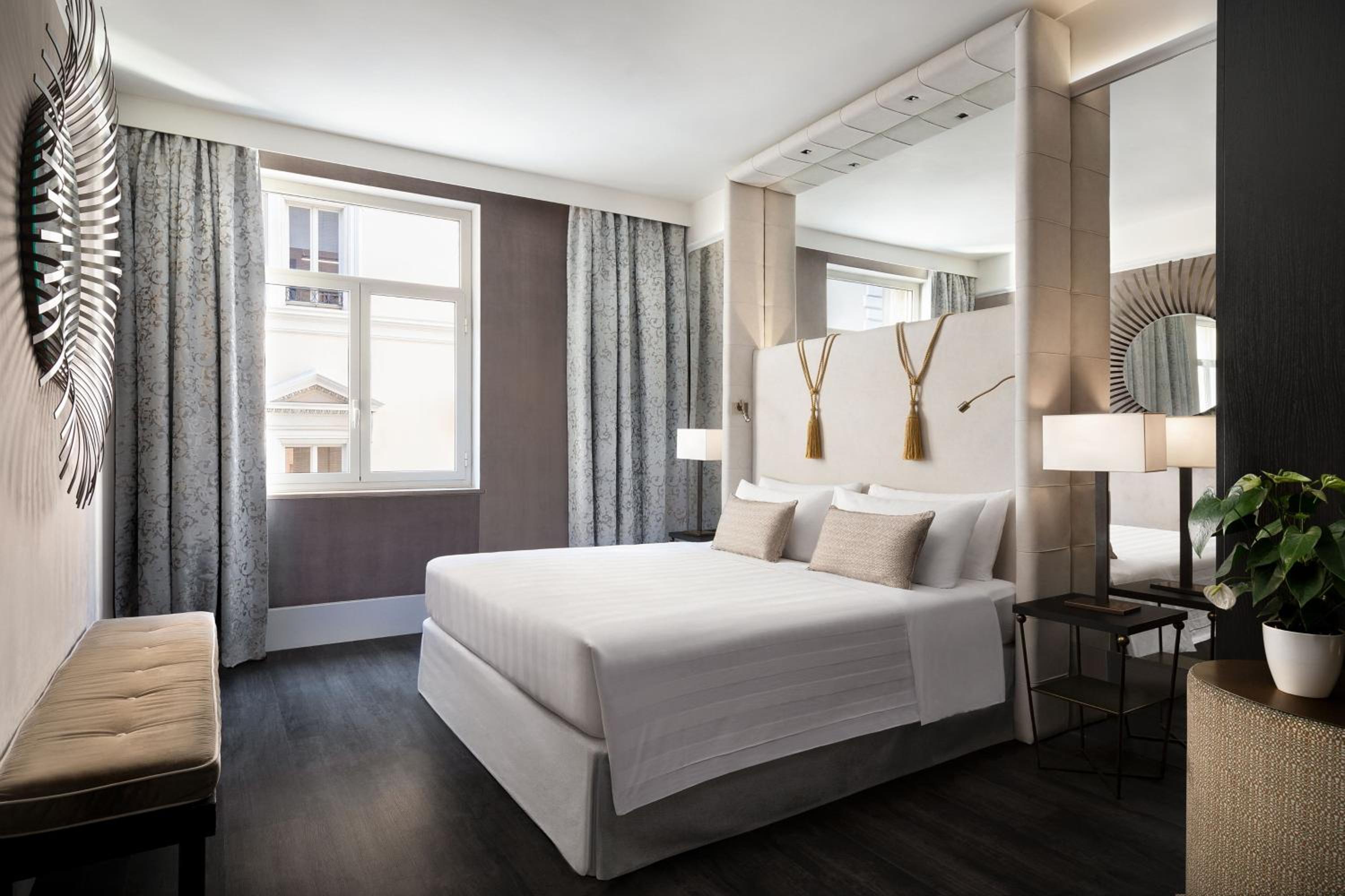 Junior King Suite with Urban View