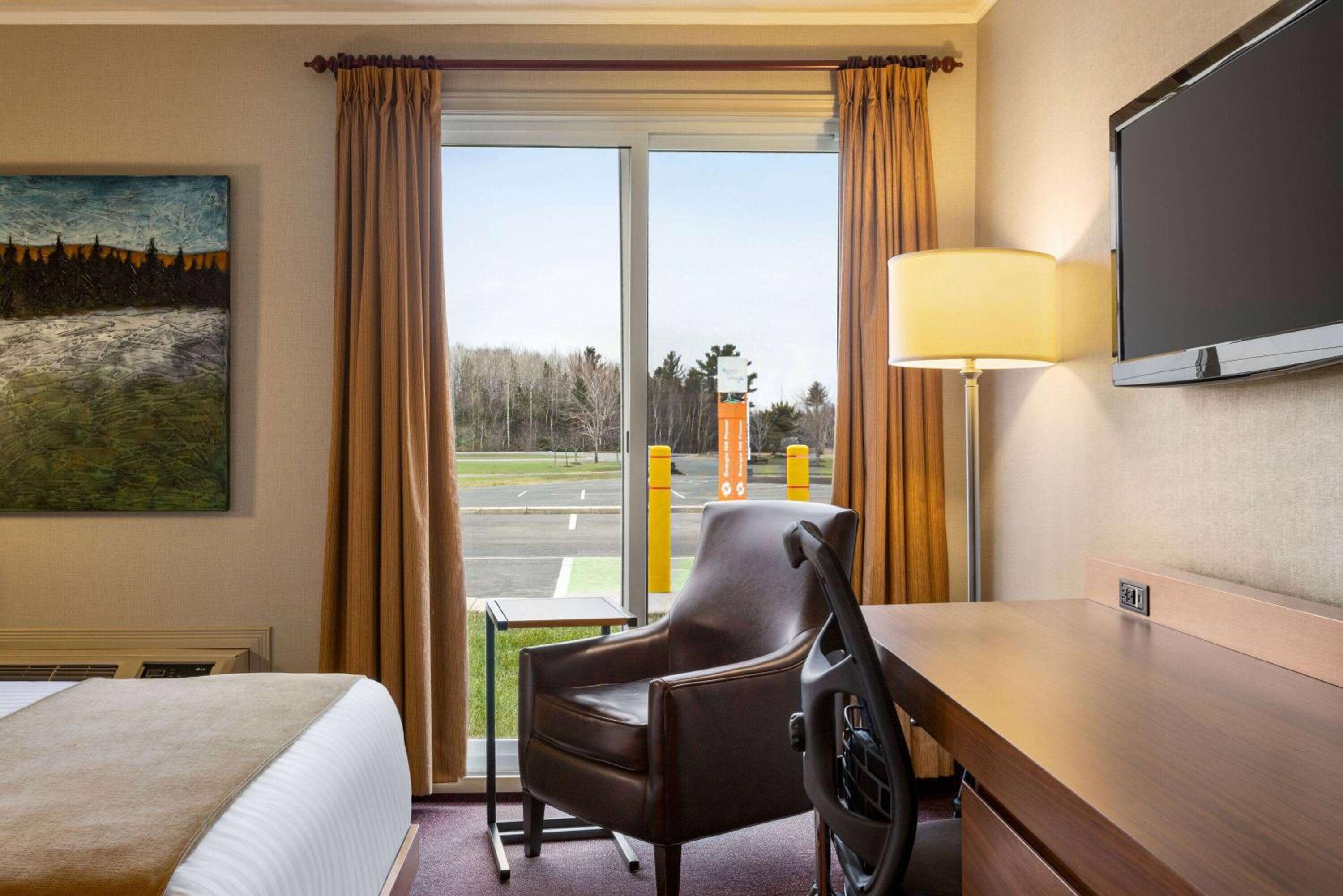 Queen Room with Roll In Shower - Mobility/Hearing Accessible - Ground Floor