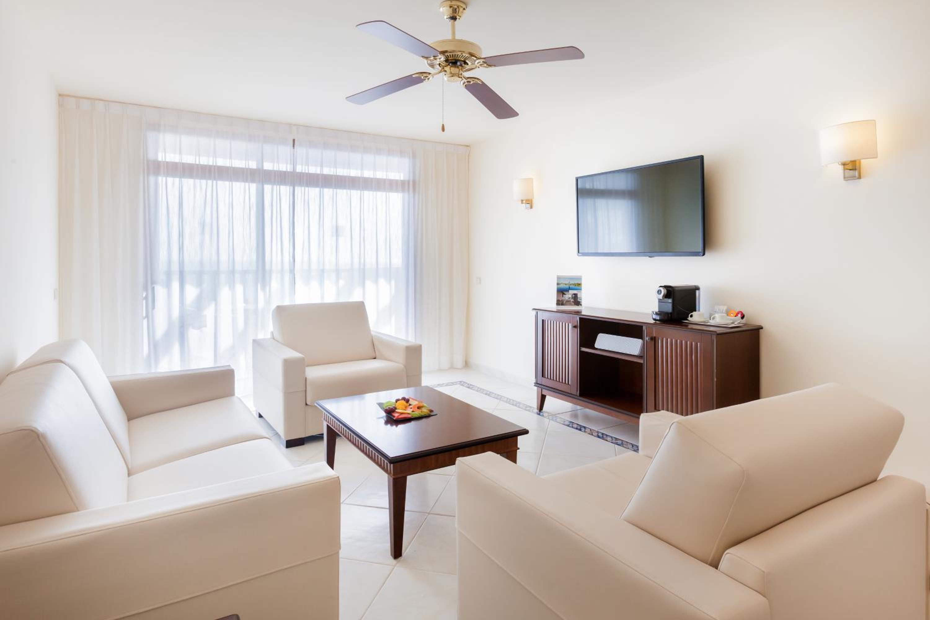 Deluxe Suite with Sea View - Photo 3