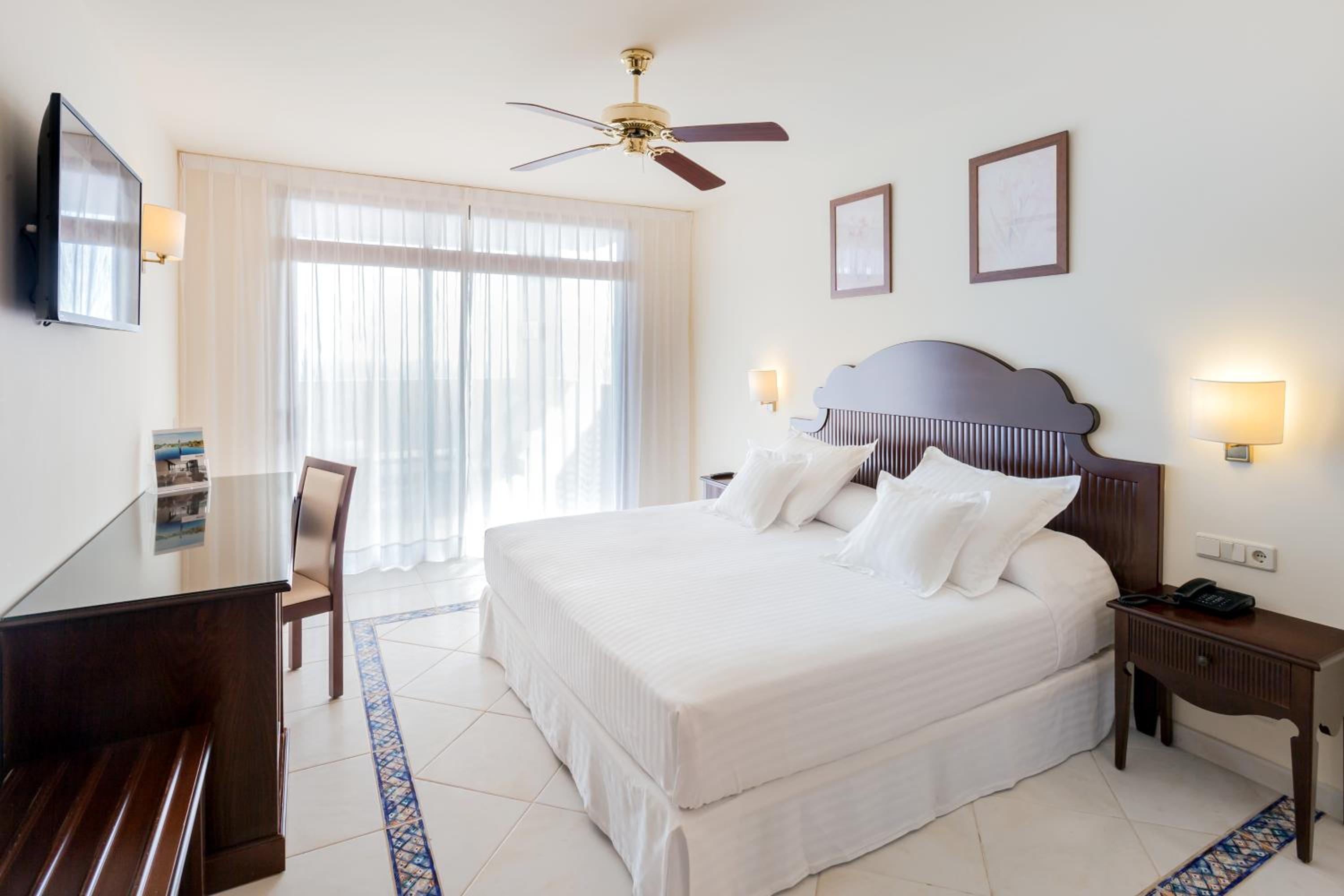Deluxe Suite with Sea View - Photo 2