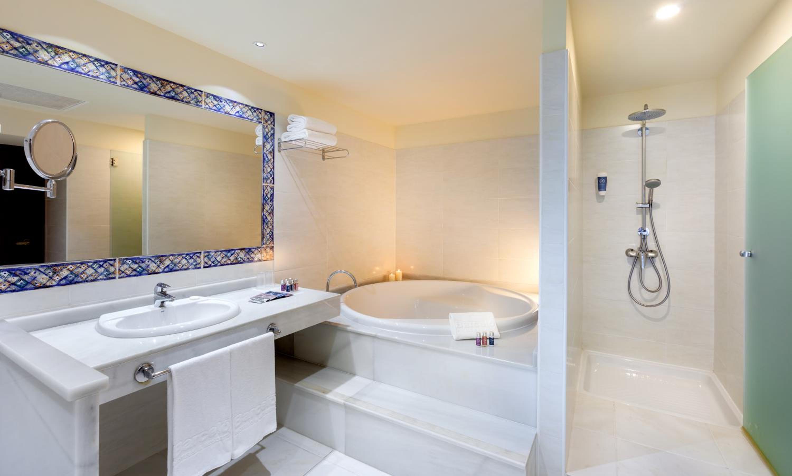 Deluxe Suite with Sea View - Photo 4