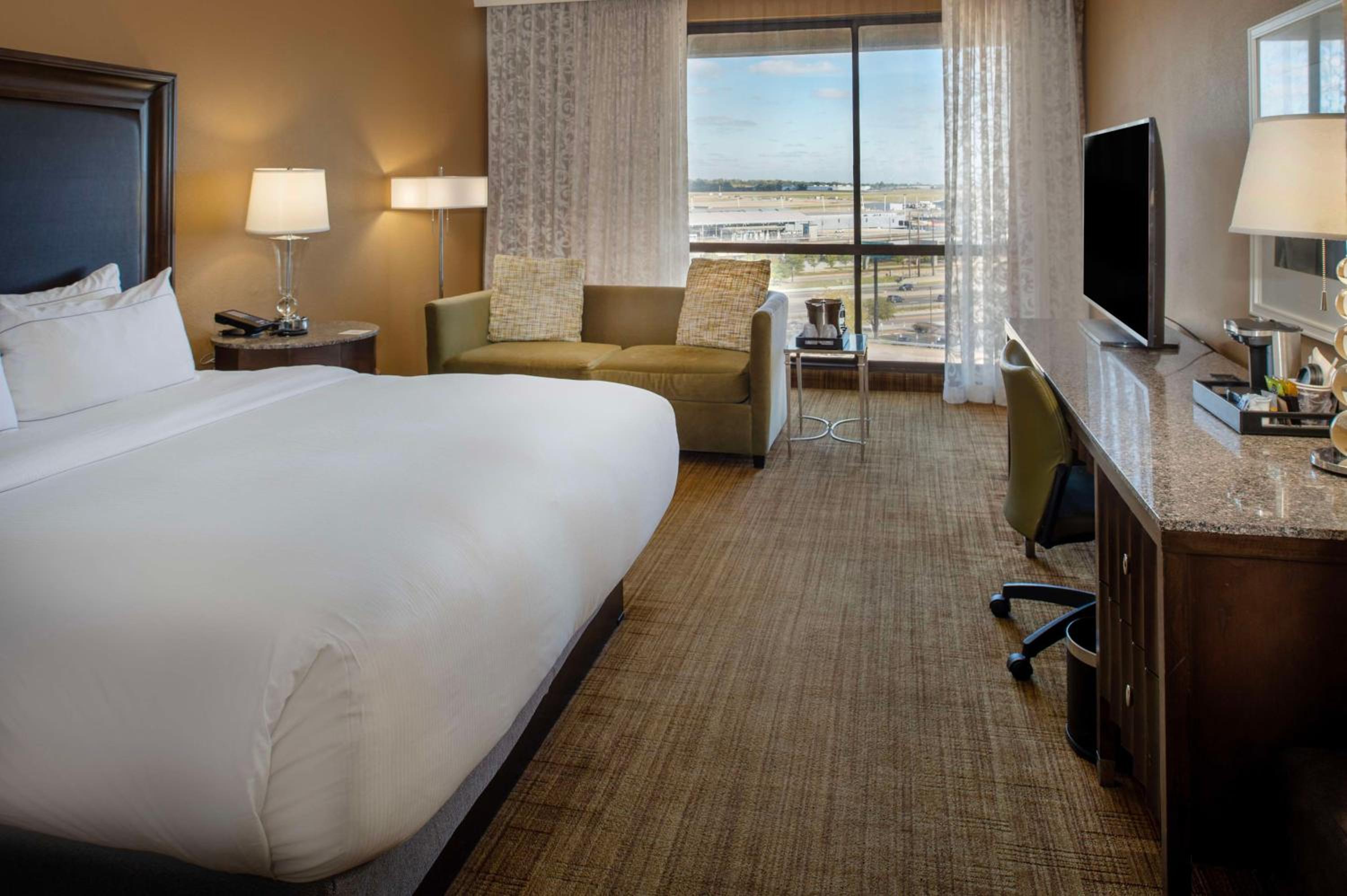 King Room with Airport View - Photo 4