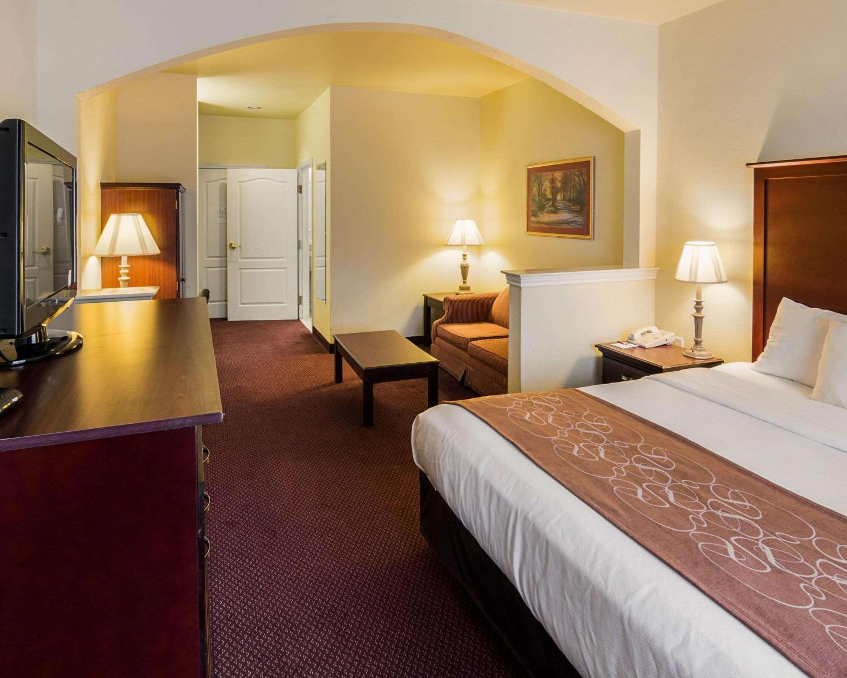 King Suite - Non-Smoking - Photo 3