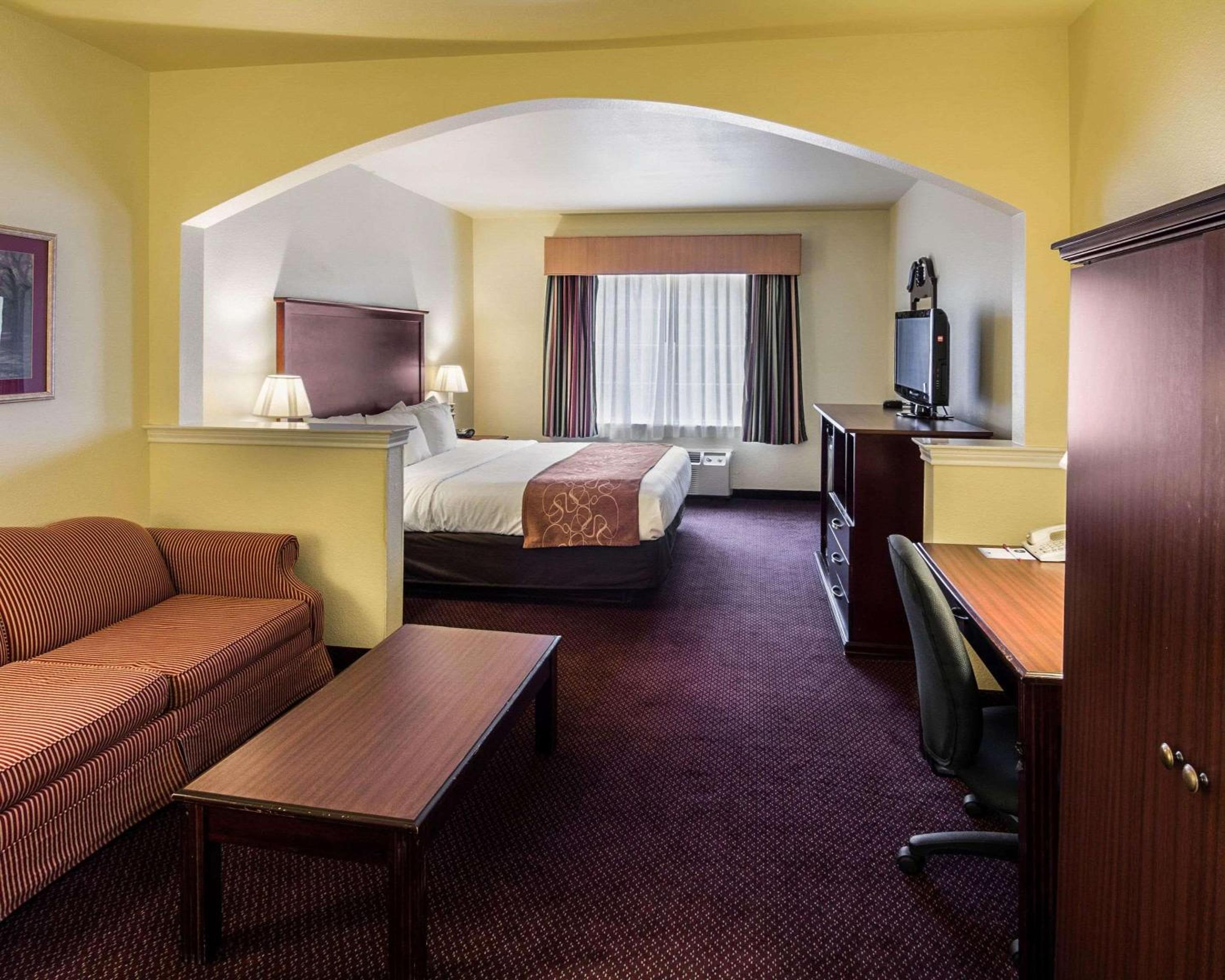 King Suite - Non-Smoking - Photo 4