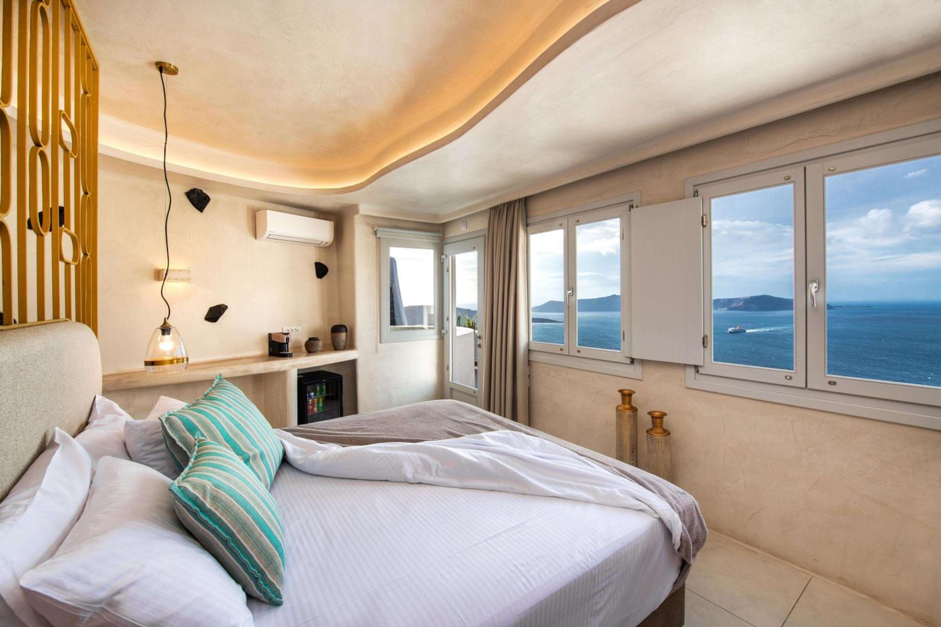 Superior Suite with outdoor Hot Tub and Caldera View - Photo 3