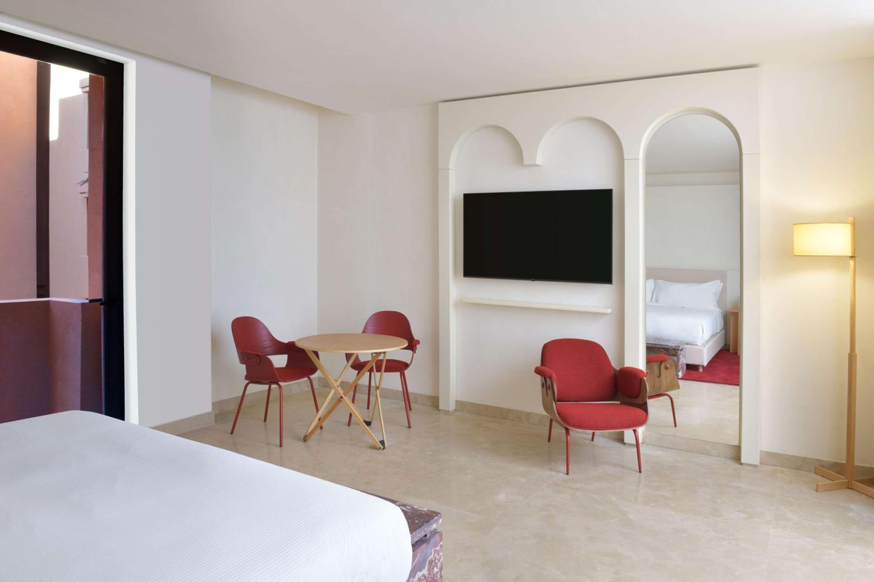 Deluxe King Room with Pool View - Photo 2