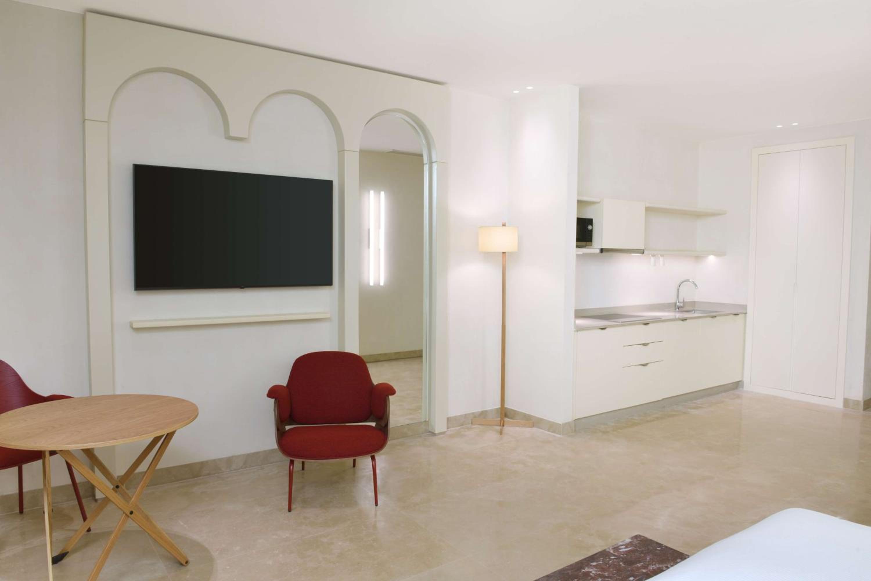 Deluxe Twin Room with Pool View - Photo 1