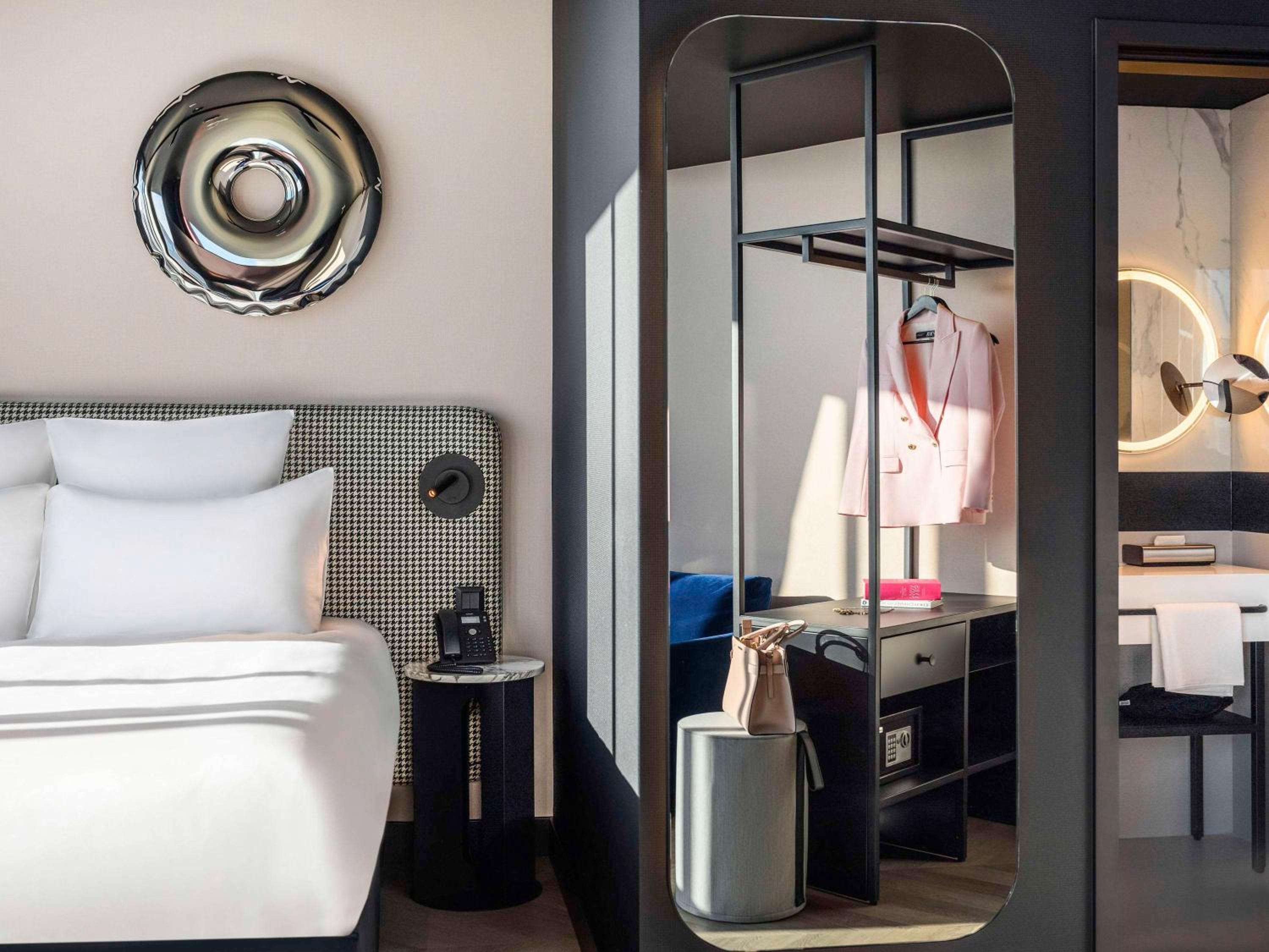 TRIBE Extra Queen Room with Sofa Bed - Photo 3