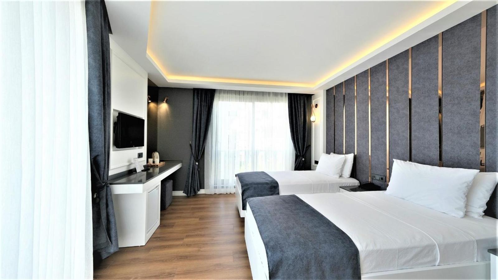 Superior Twin Room thumbnail 6
